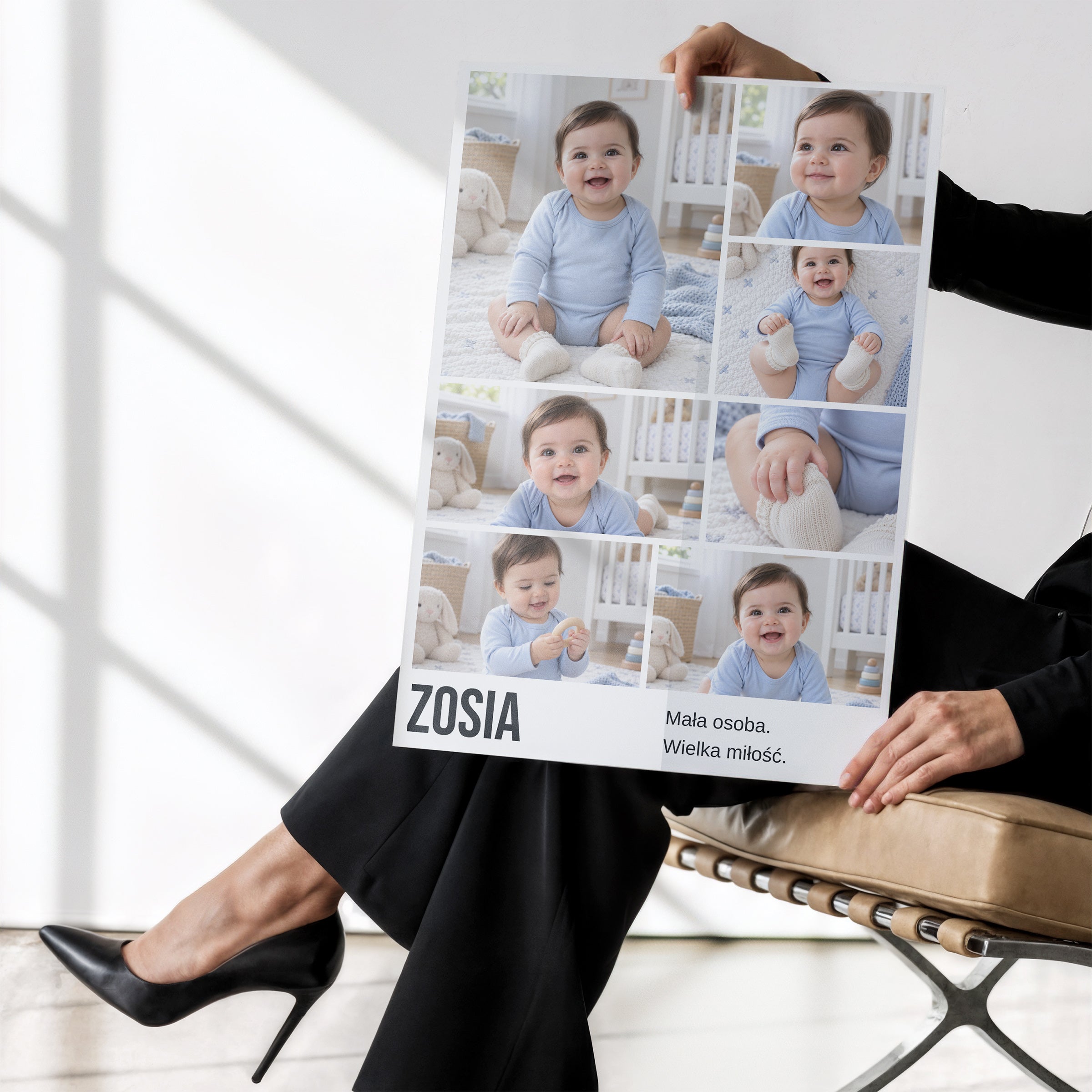 Personalizowany plakat Cały Mój Świat bez ramki trzymany w dłoniach, z własnym zdjęciem i tekstem | C-PL-BABY-1-2130-NF
