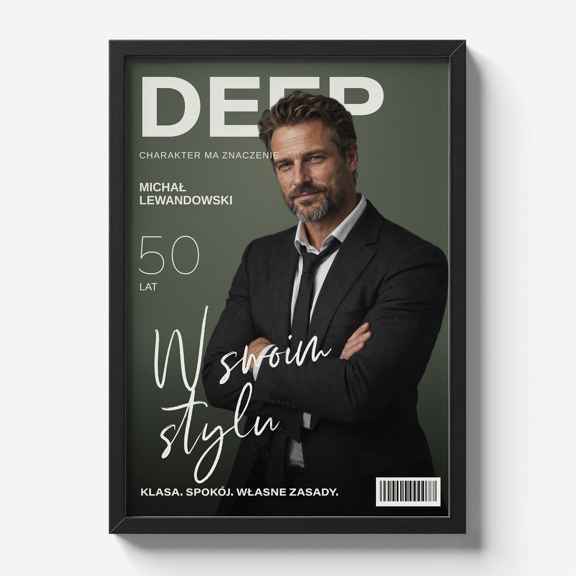 Personalizowany plakat DEEP — W SWOIM STYLU w czarnej ramce na jasnym tle, z własnym portretem, imieniem i napisami na okładce magazynu.