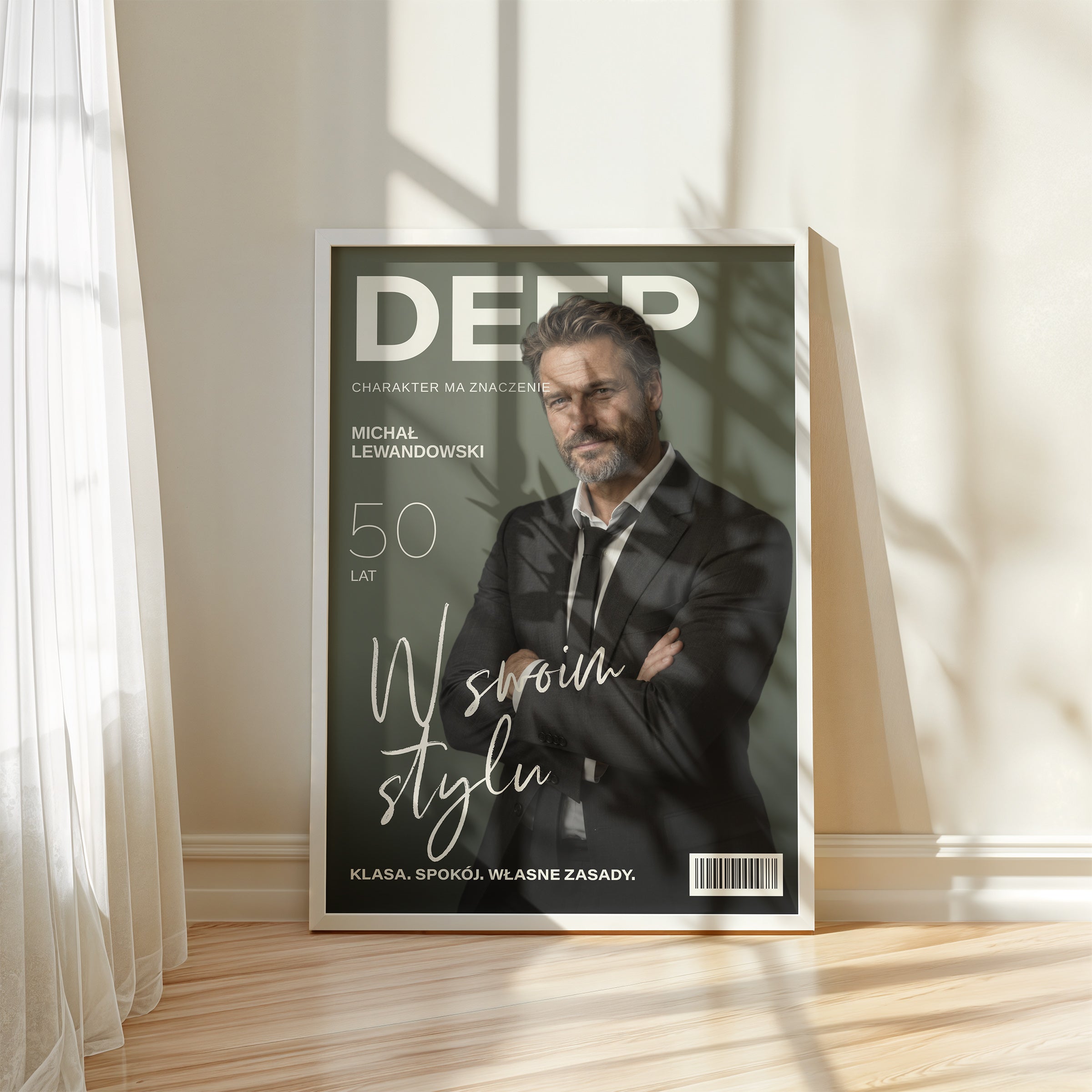 Personalizowany plakat DEEP — W SWOIM STYLU w białej ramce przy oknie, z własnym portretem, imieniem i napisami na okładce magazynu.