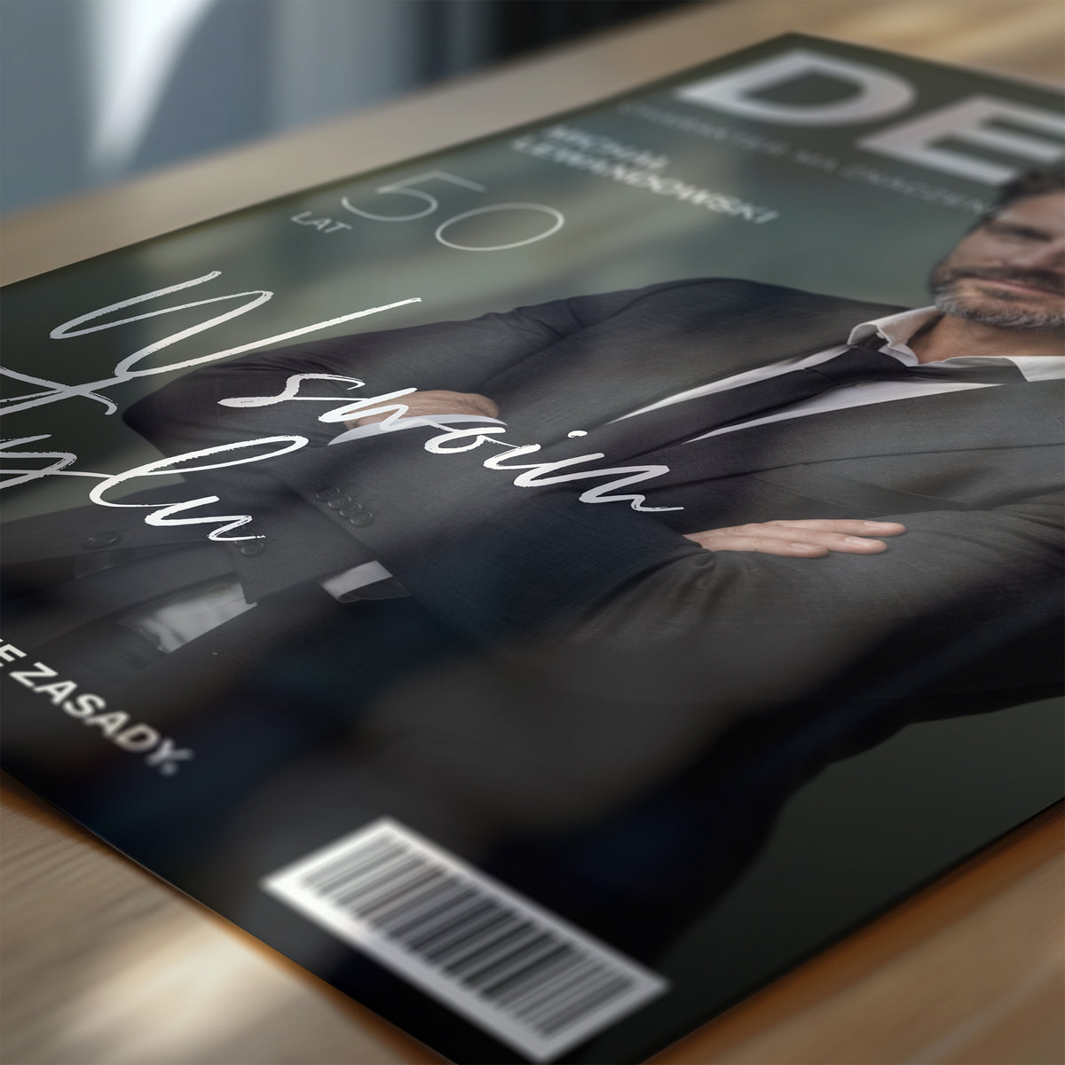 Personalizowany plakat DEEP — W SWOIM STYLU w zbliżeniu pokazującym portret i napisy, z własnym portretem, imieniem i napisami na okładce magazynu.