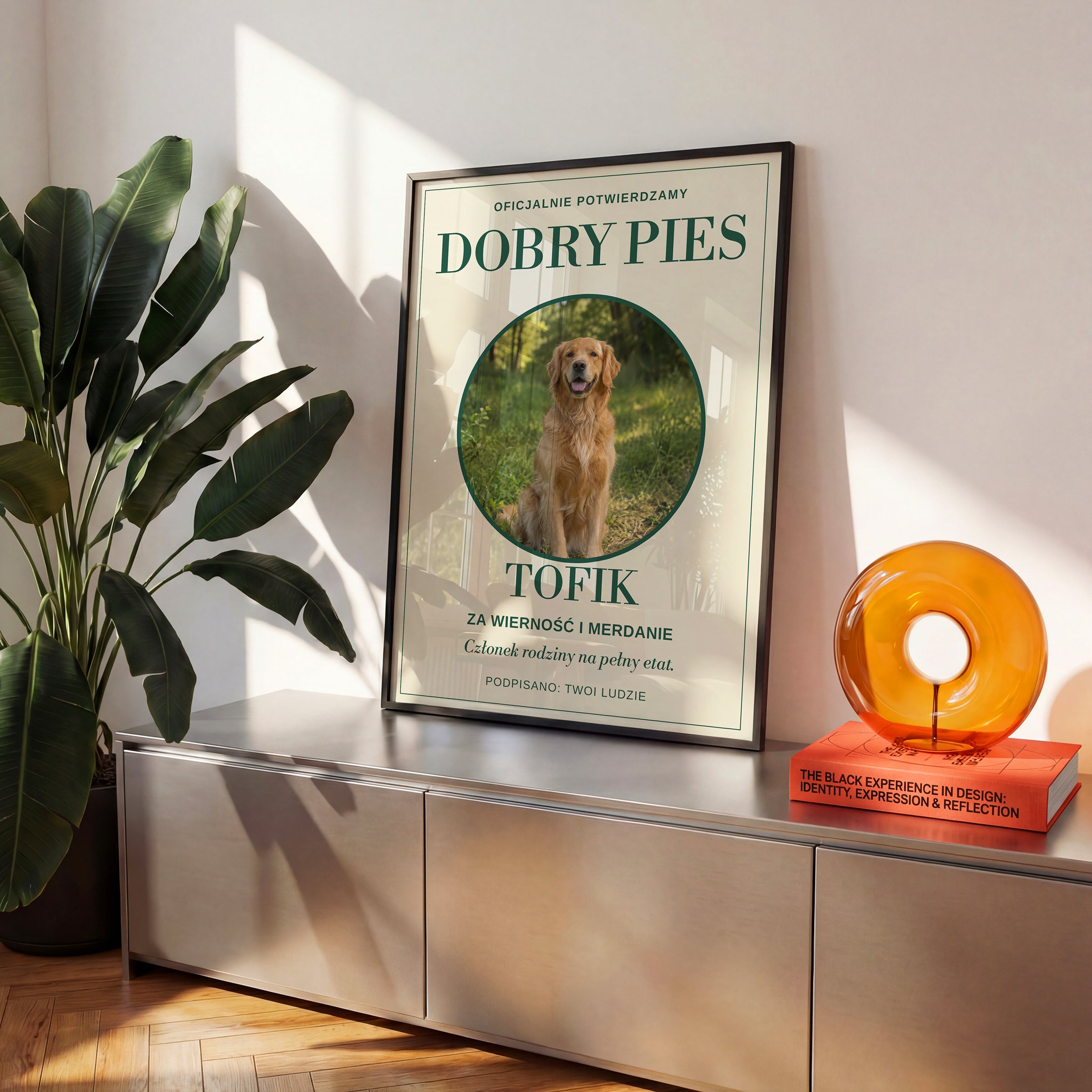 Personalizowany plakat DOBRY PIES w czarnej ramce na komodzie, z własnym zdjęciem i tekstem | C-PL-PET-7-2130-NF
