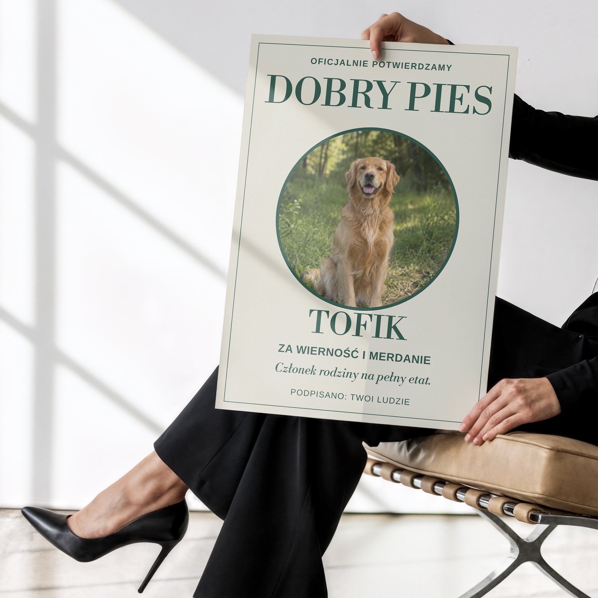 Personalizowany plakat DOBRY PIES bez ramki trzymany w dłoniach, z własnym zdjęciem i tekstem | C-PL-PET-7-2130-NF