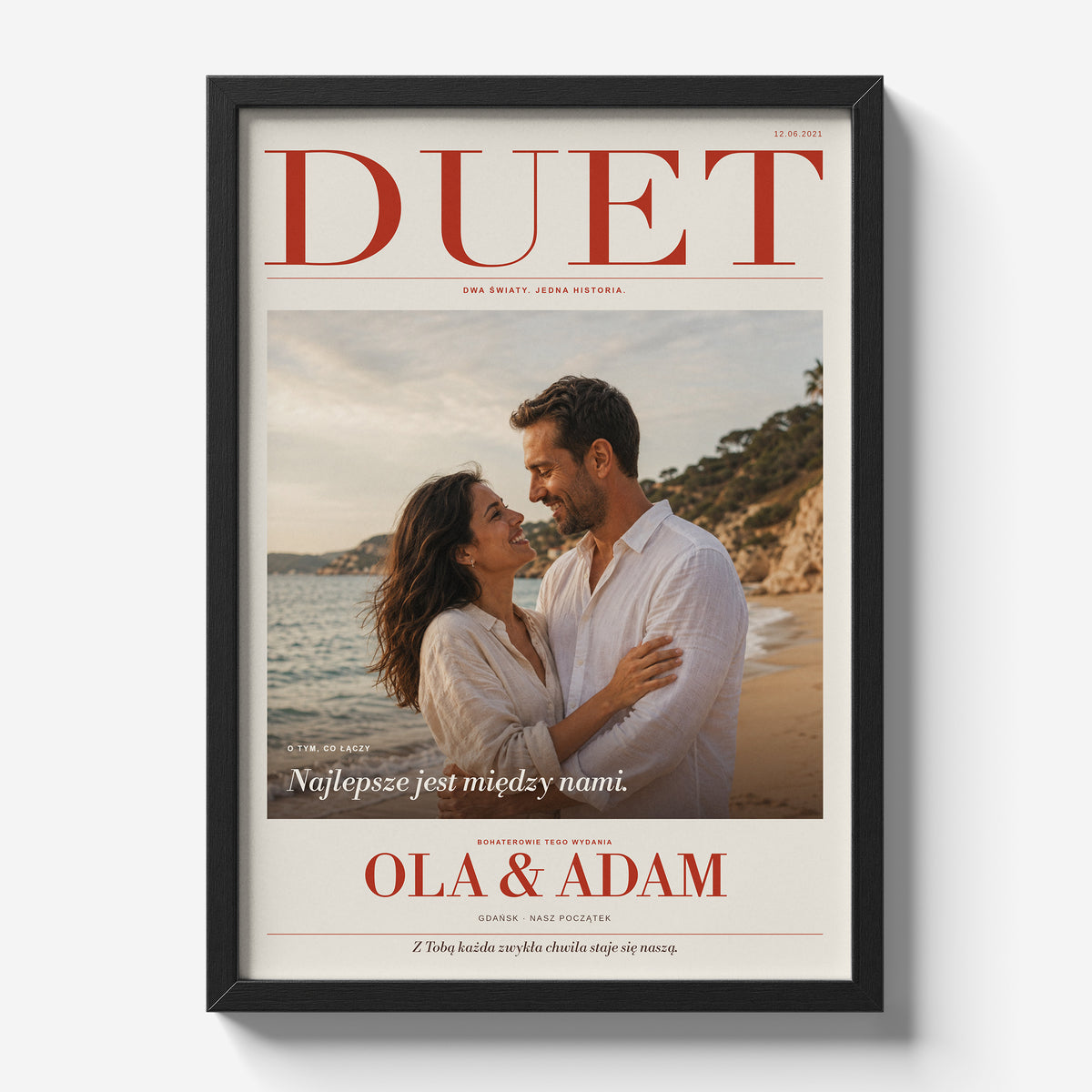 Personalizowany plakat DUET dla pary w czarnej ramce 21×30 na jasnym tle, kremowa okładka ze wspólnym zdjęciem i ceglastymi napisami | C-PL-COVMAG-5-2130-NF
