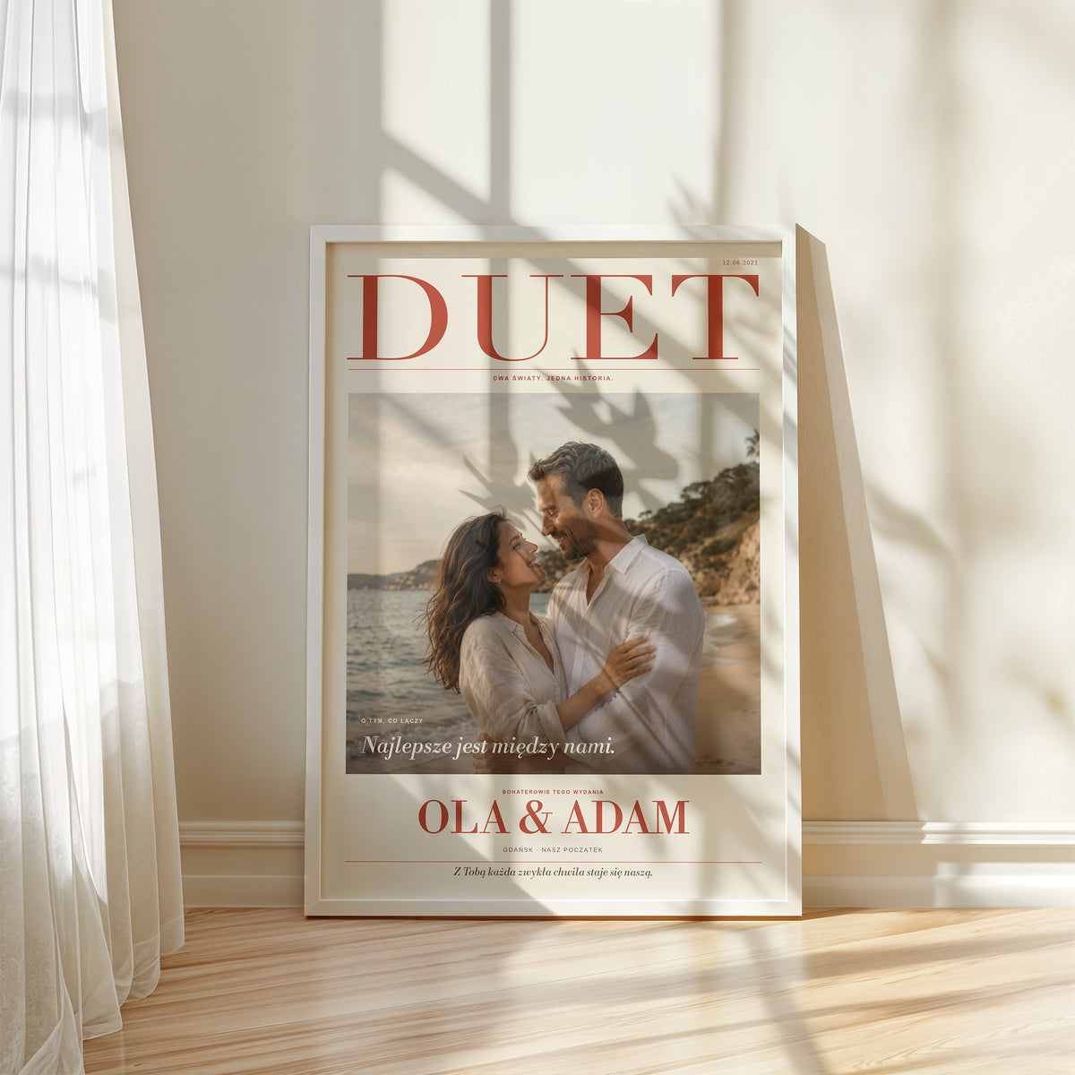 Personalizowana okładka DUET dla pary w białej ramce przy oknie, kremowy plakat ze wspólnym zdjęciem w naturalnym świetle | C-PL-COVMAG-5-2130-NF