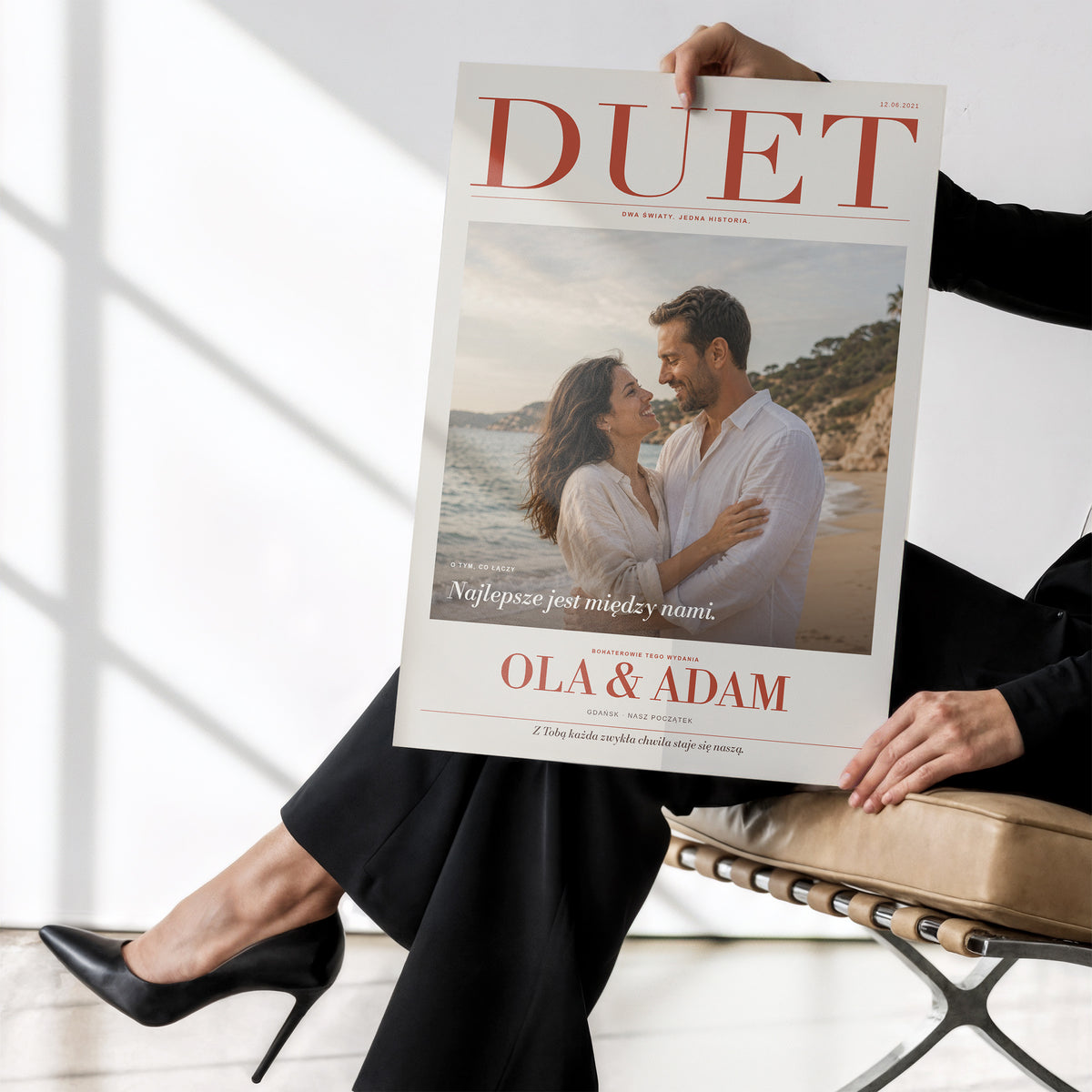Plakat DUET bez ramki trzymany w dłoniach, wspólna okładka magazynu z fotografią pary, imionami i osobistą dedykacją | C-PL-COVMAG-5-2130-NF