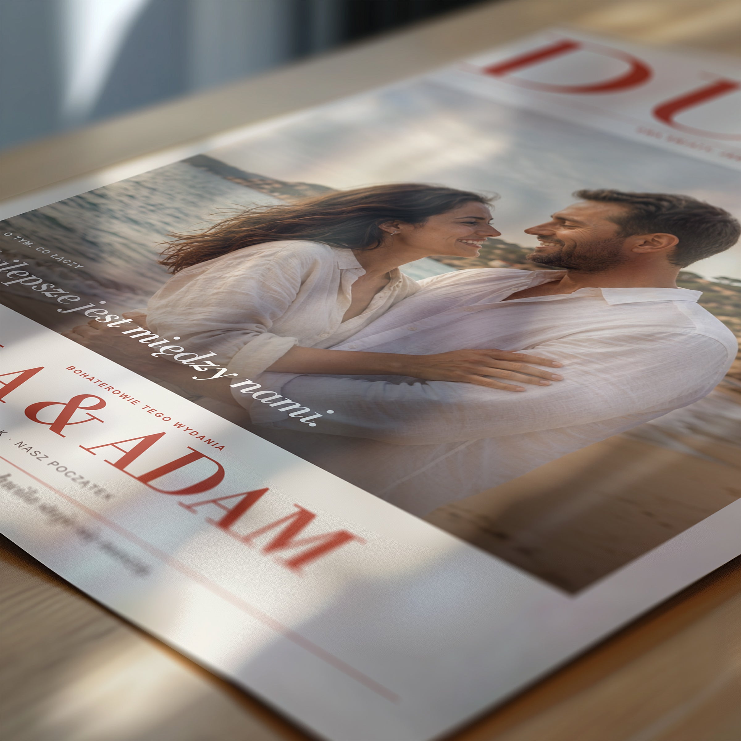 Zbliżenie plakatu DUET dla pary, kremowe tło, ceglasta typografia i wspólne zdjęcie z nagłówkiem na personalizowanej okładce | C-PL-COVMAG-5-2130-NF
