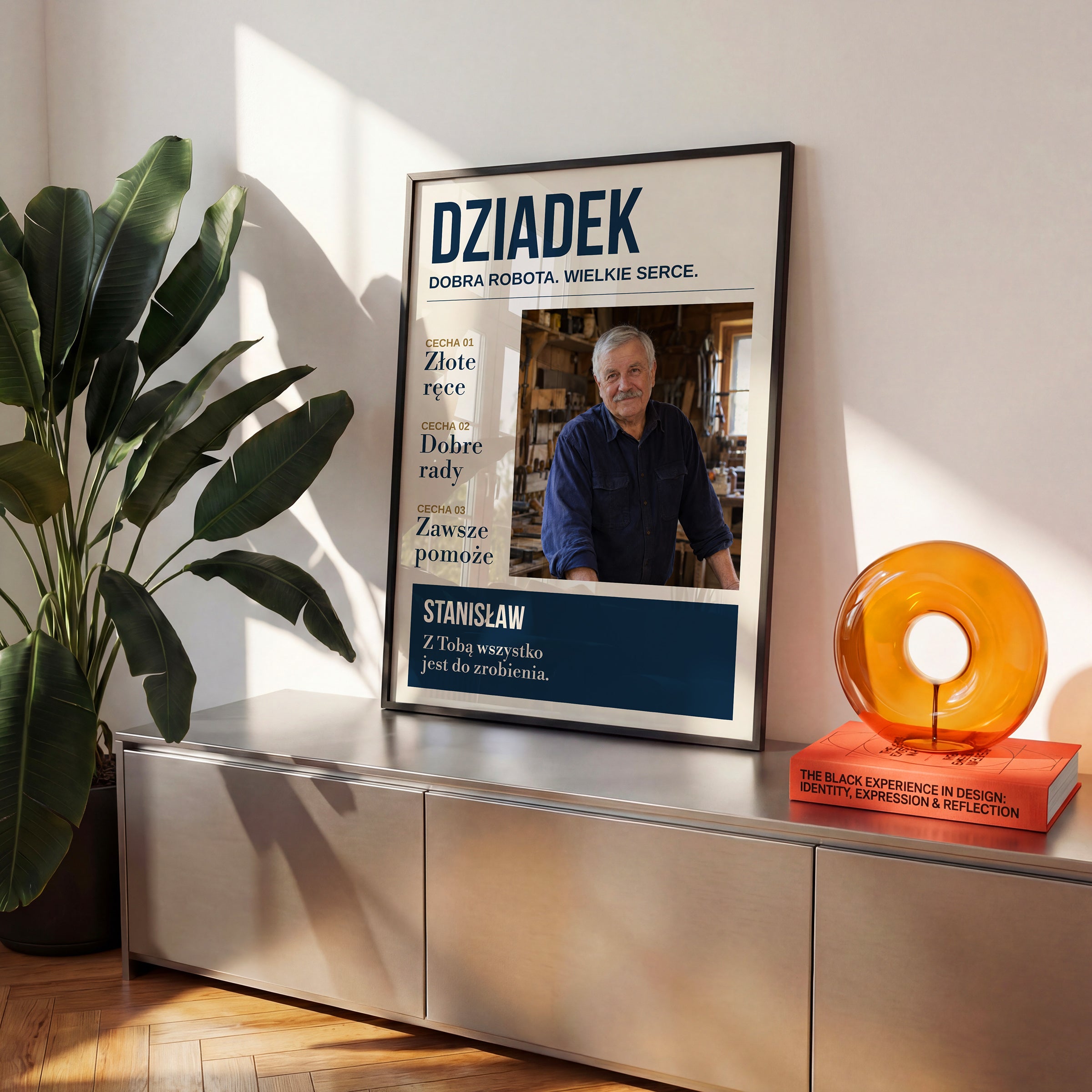 Personalizowany plakat DZIADEK — DOBRA ROBOTA w czarnej ramce na komodzie, z własnym zdjęciem i tekstem | C-PL-HEART-24-2130-NF
