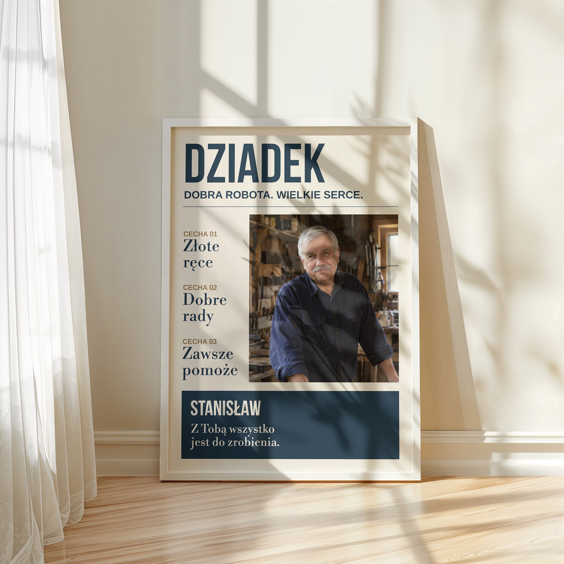 Personalizowany plakat DZIADEK — DOBRA ROBOTA w białej ramce przy oknie, z własnym zdjęciem i tekstem | C-PL-HEART-24-2130-NF