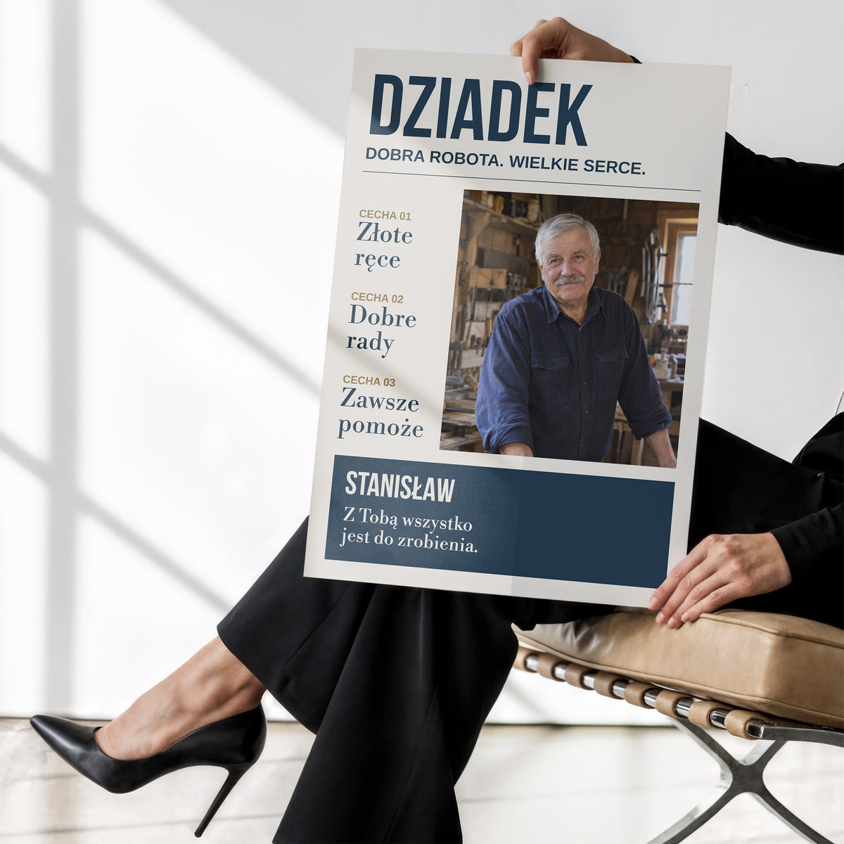 Personalizowany plakat DZIADEK — DOBRA ROBOTA bez ramki trzymany w dłoniach, z własnym zdjęciem i tekstem | C-PL-HEART-24-2130-NF
