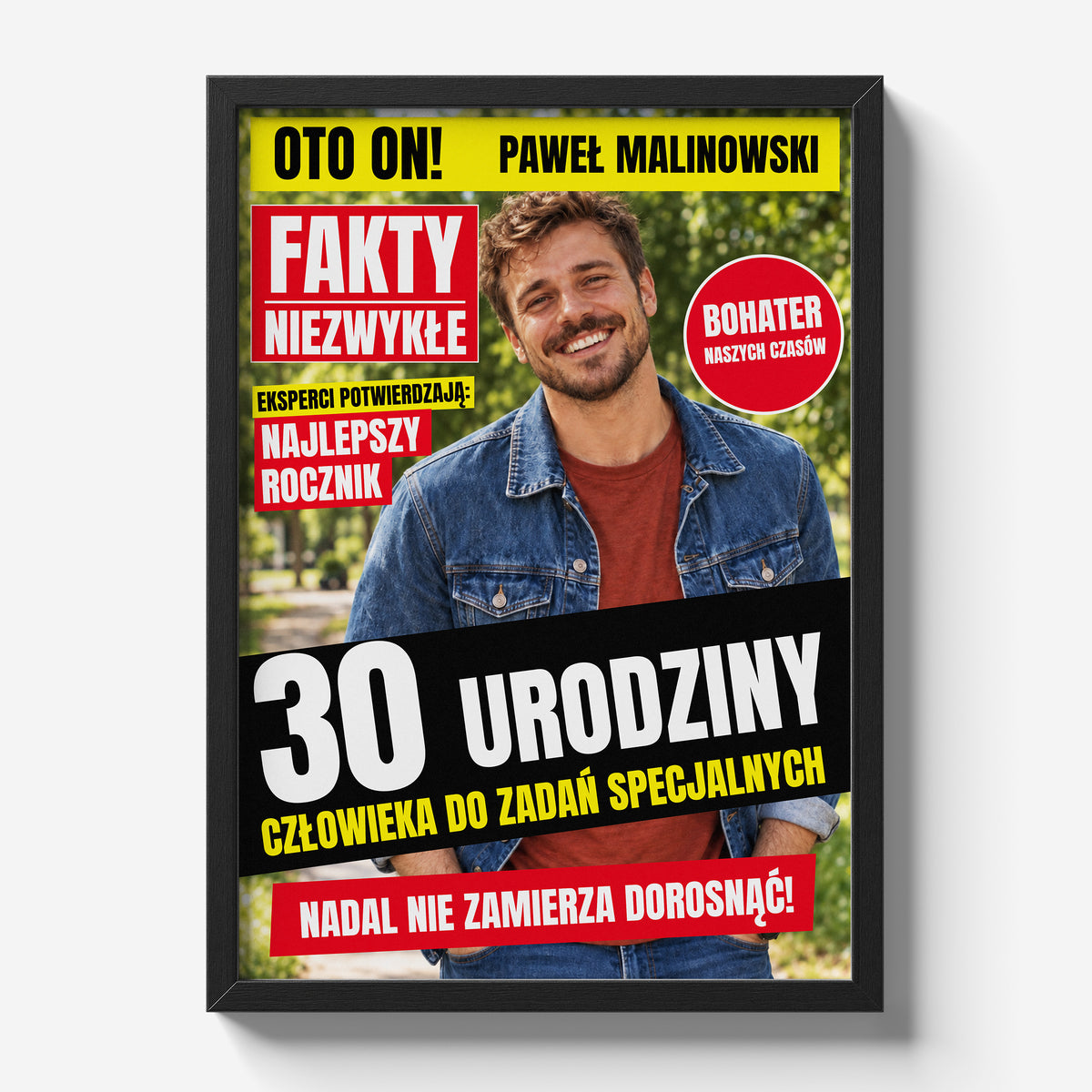 Personalizowany plakat FAKTY NIEZWYKŁE w czarnej ramce 21×30 na jasnym tle Marami, z własnym zdjęciem i tekstem | C-PL-GAZ-9-2130-NF