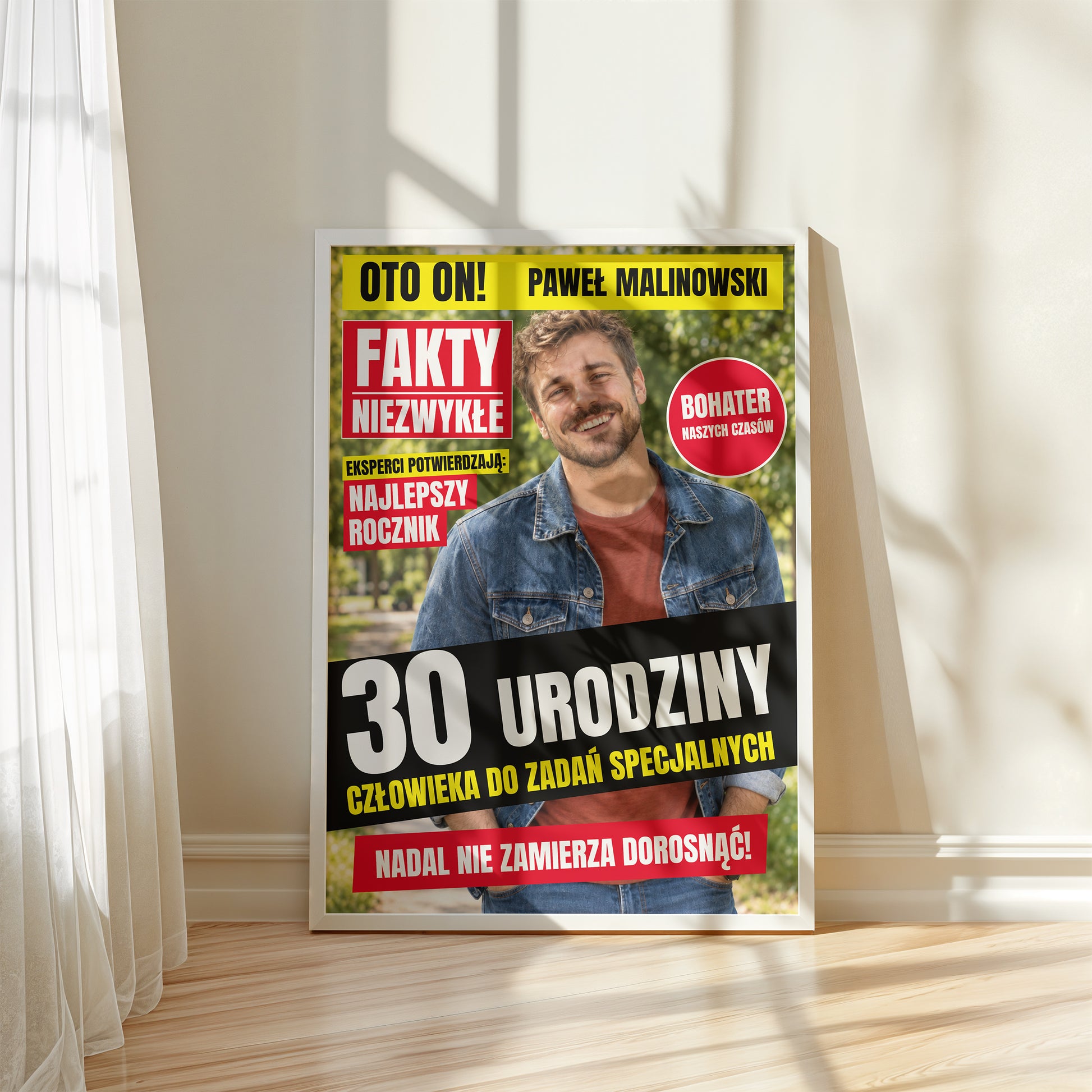 Personalizowany plakat FAKTY NIEZWYKŁE w białej ramce przy oknie, z własnym zdjęciem i tekstem | C-PL-GAZ-9-2130-NF
