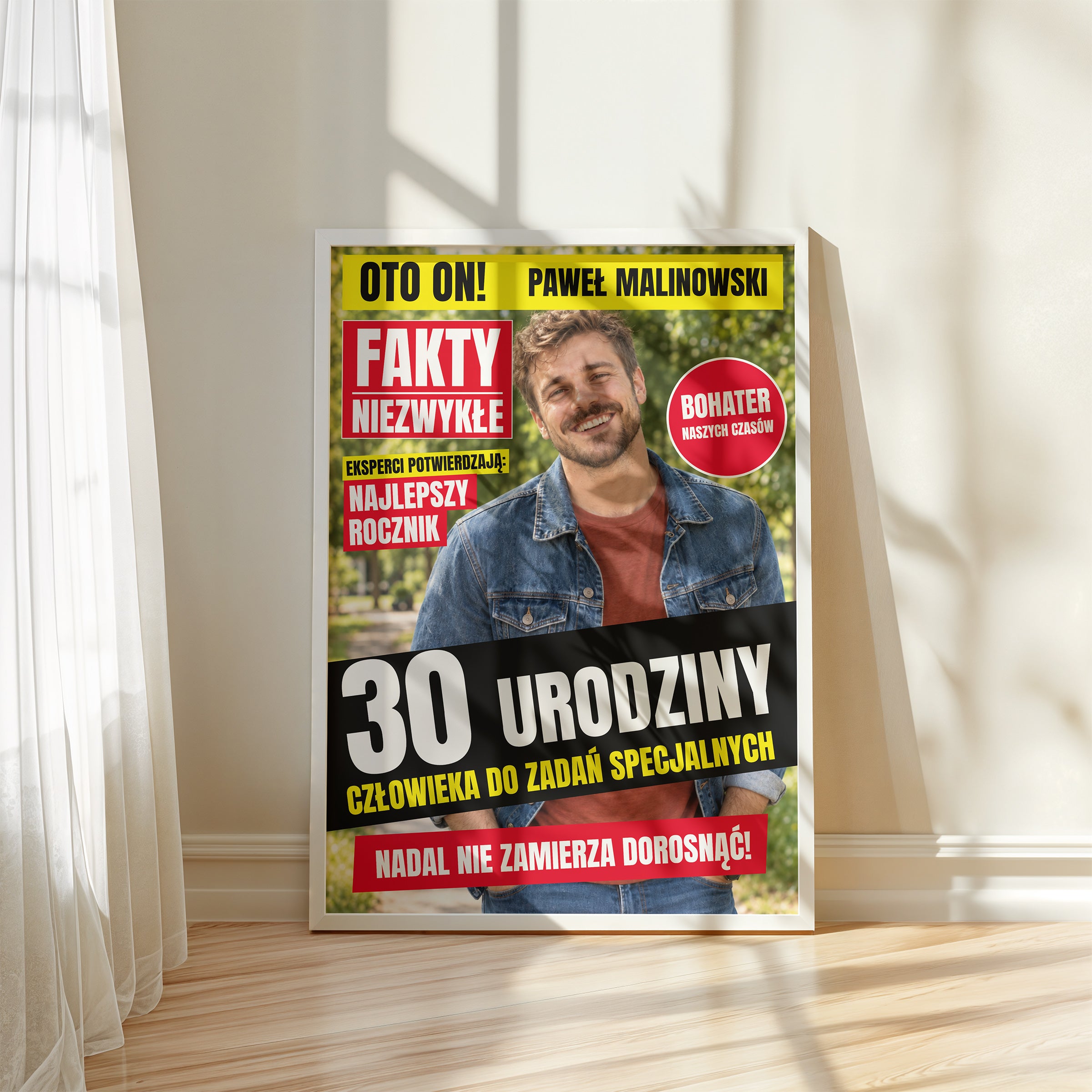 Personalizowany plakat FAKTY NIEZWYKŁE w białej ramce przy oknie, z własnym zdjęciem i tekstem | C-PL-GAZ-9-2130-NF
