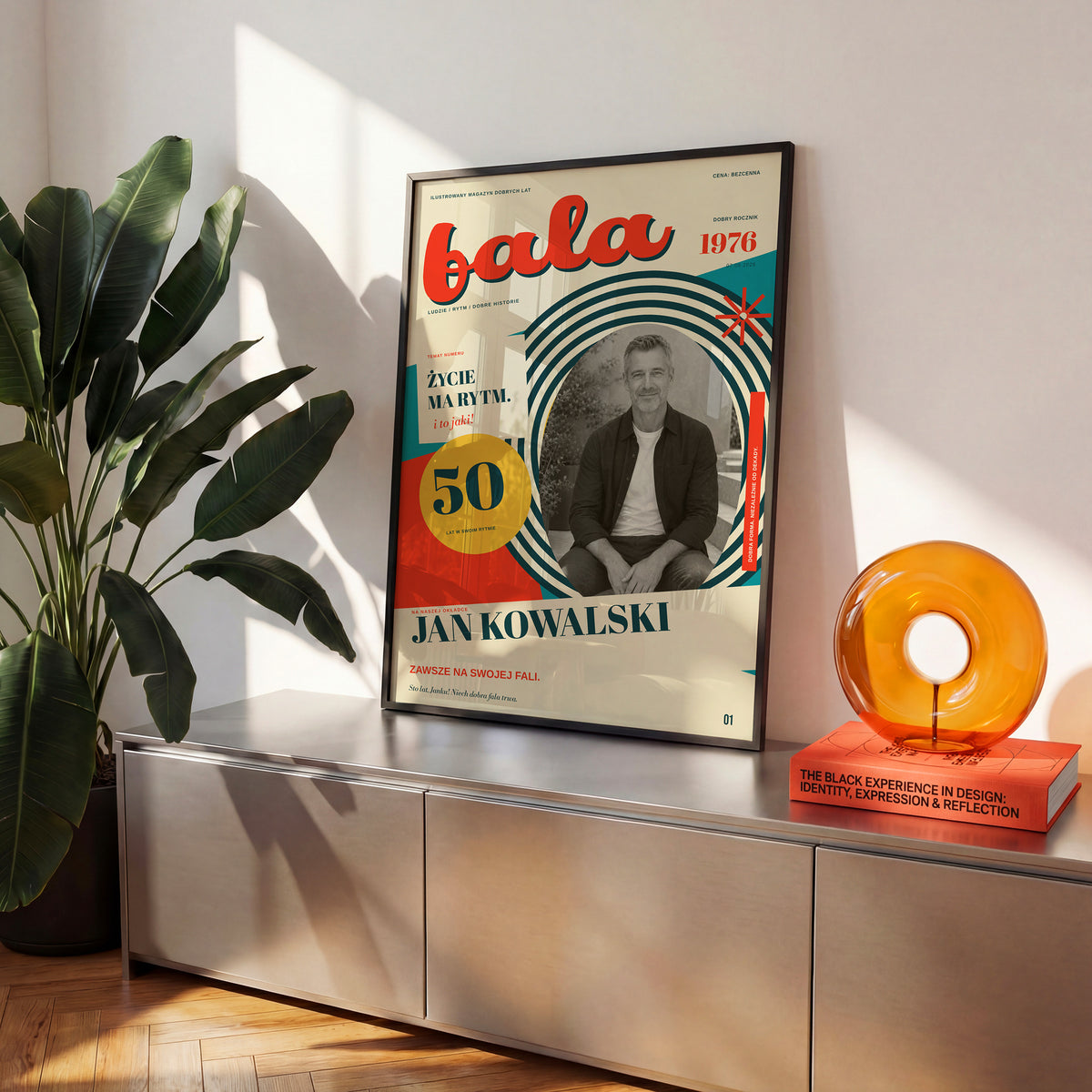 Designerska okładka FALA w czarnej ramce na komodzie, plakat retro z turkusem, czerwienią i czarno-białym zdjęciem | C-PL-COVMAG-7-2130-NF