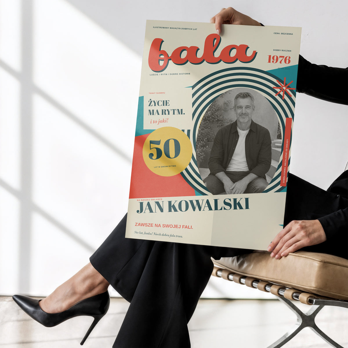 Personalizowany plakat FALA bez ramki trzymany w dłoniach, okładka w stylu lat 70. z fotografią i własnymi hasłami | C-PL-COVMAG-7-2130-NF