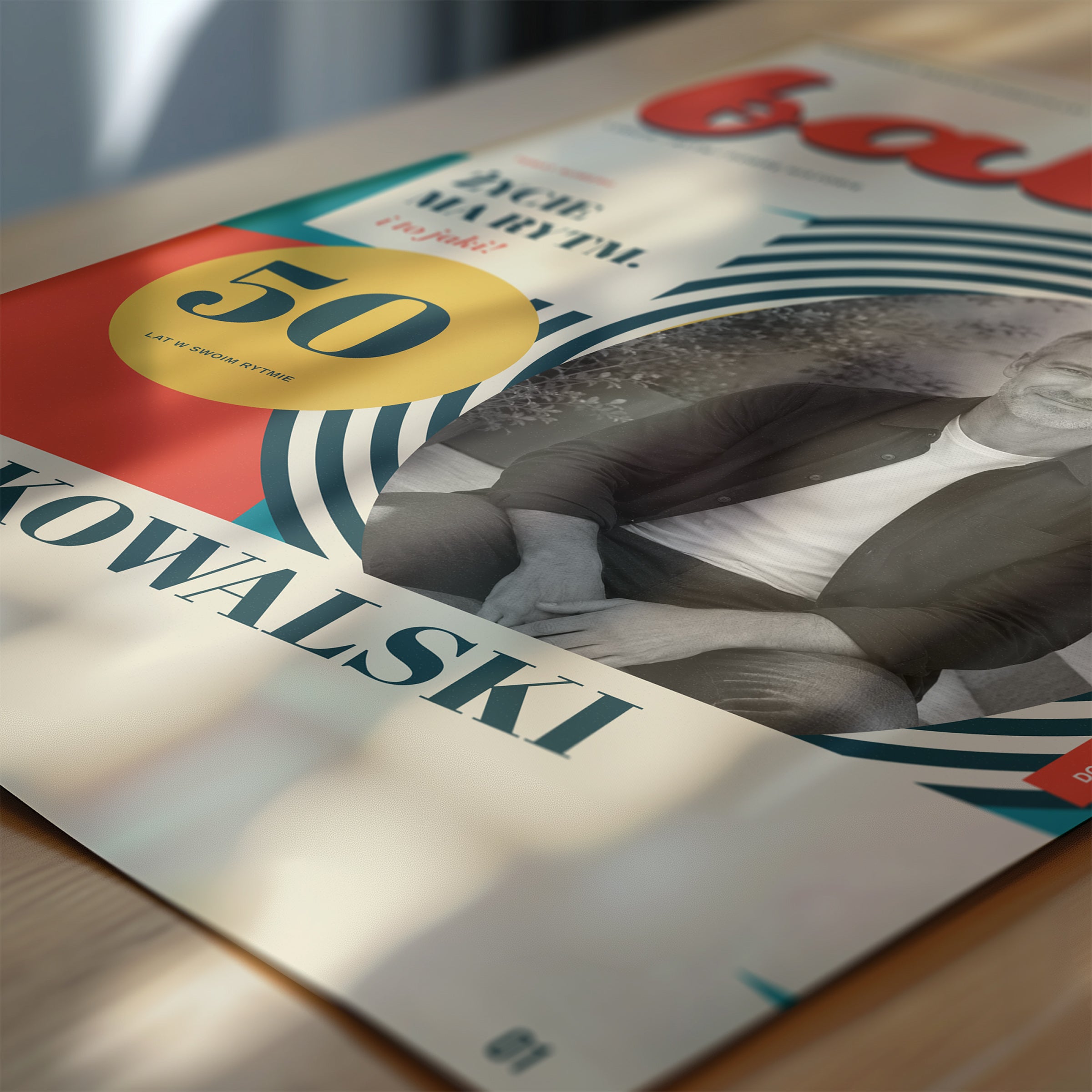 Zbliżenie plakatu FALA, wyrazista typografia retro, raster fotografii i kolorowe geometryczne elementy okładki | C-PL-COVMAG-7-2130-NF