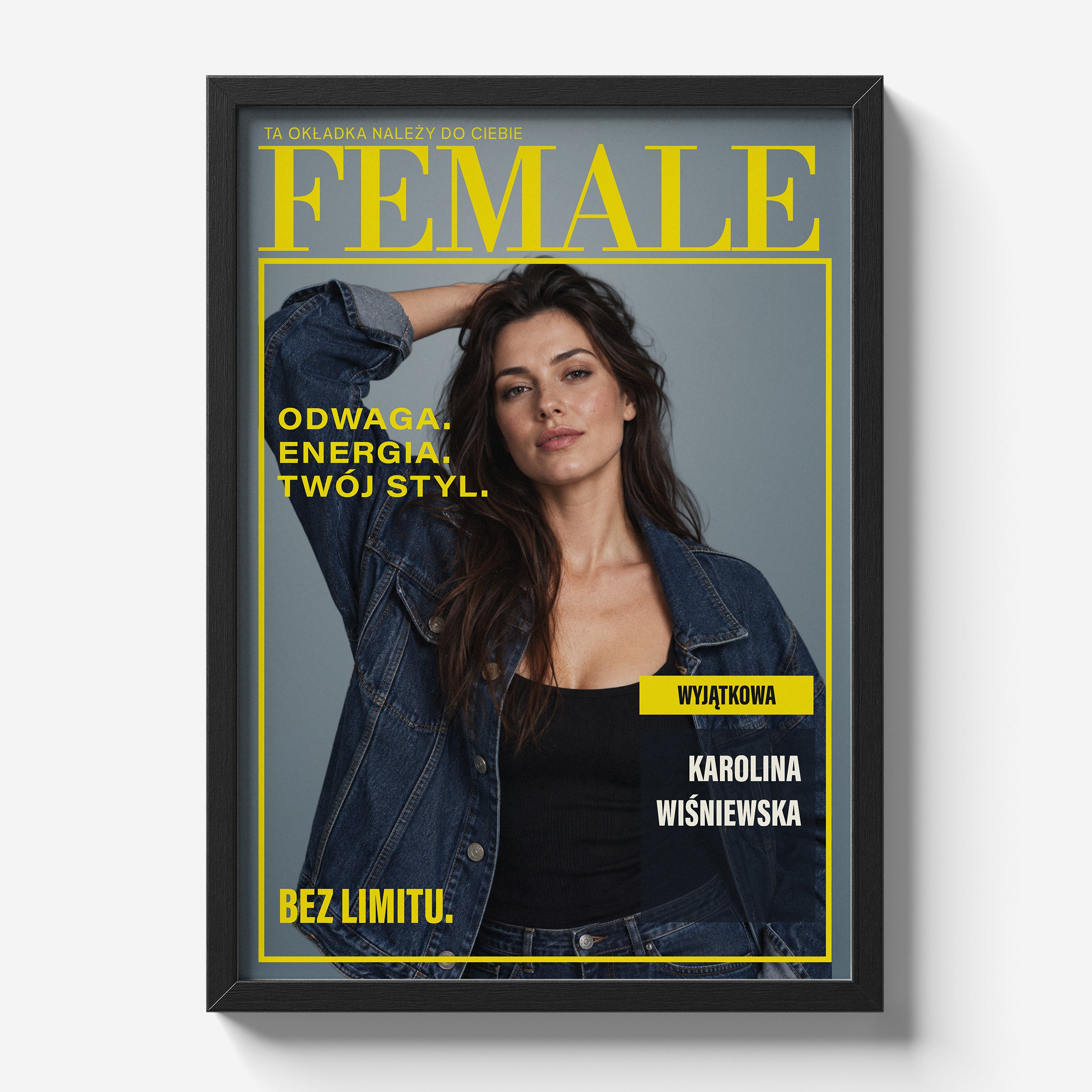Personalizowany plakat FEMALE — ENERGIA BEZ LIMITU w czarnej ramce na jasnym tle, z własnym portretem, imieniem i napisami na okładce magazynu.