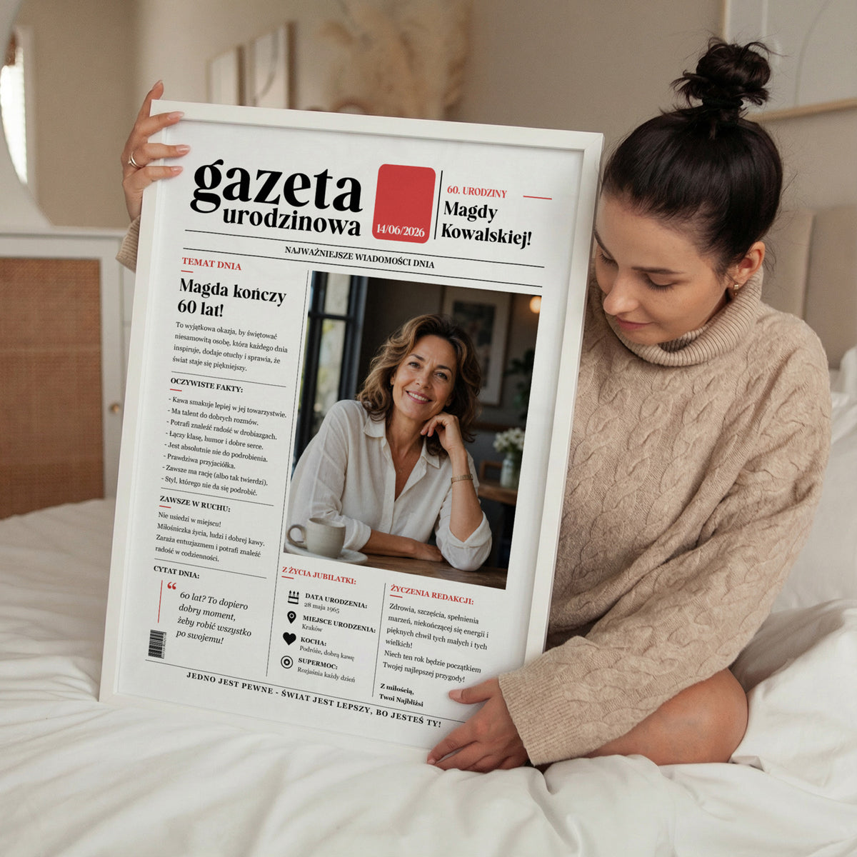 Klasyczna gazeta urodzinowa ze zdjęciem i życzeniami trzymana przez kobietę, układ z czerwonym datownikiem i rubrykami osobistymi | C-PL-GAZ-8-2130-NF