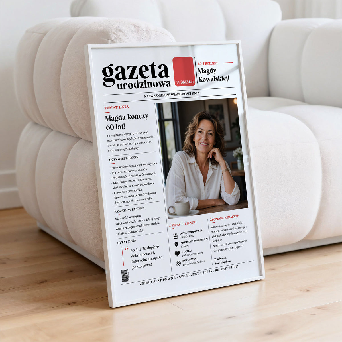Klasyczna gazeta urodzinowa ze zdjęciem i dedykacją oparta obok jasnego fotela, biała ramka i czerwone akcenty w projekcie | C-PL-GAZ-8-2130-NF