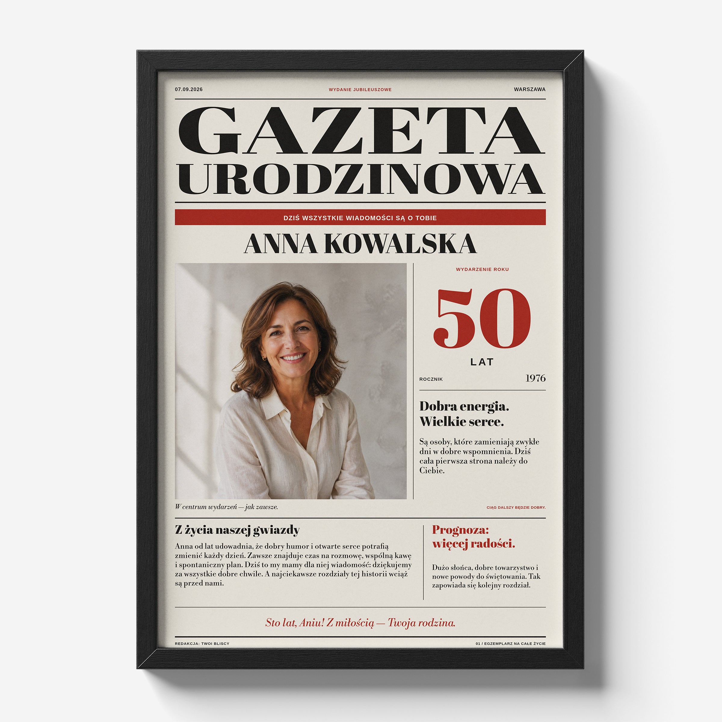 Gazeta urodzinowa z kolorowym portretem w czarnej ramce 21×30, jasne tło, duża winieta i czerwone akcenty | C-PL-GAZ-7-2130-NF