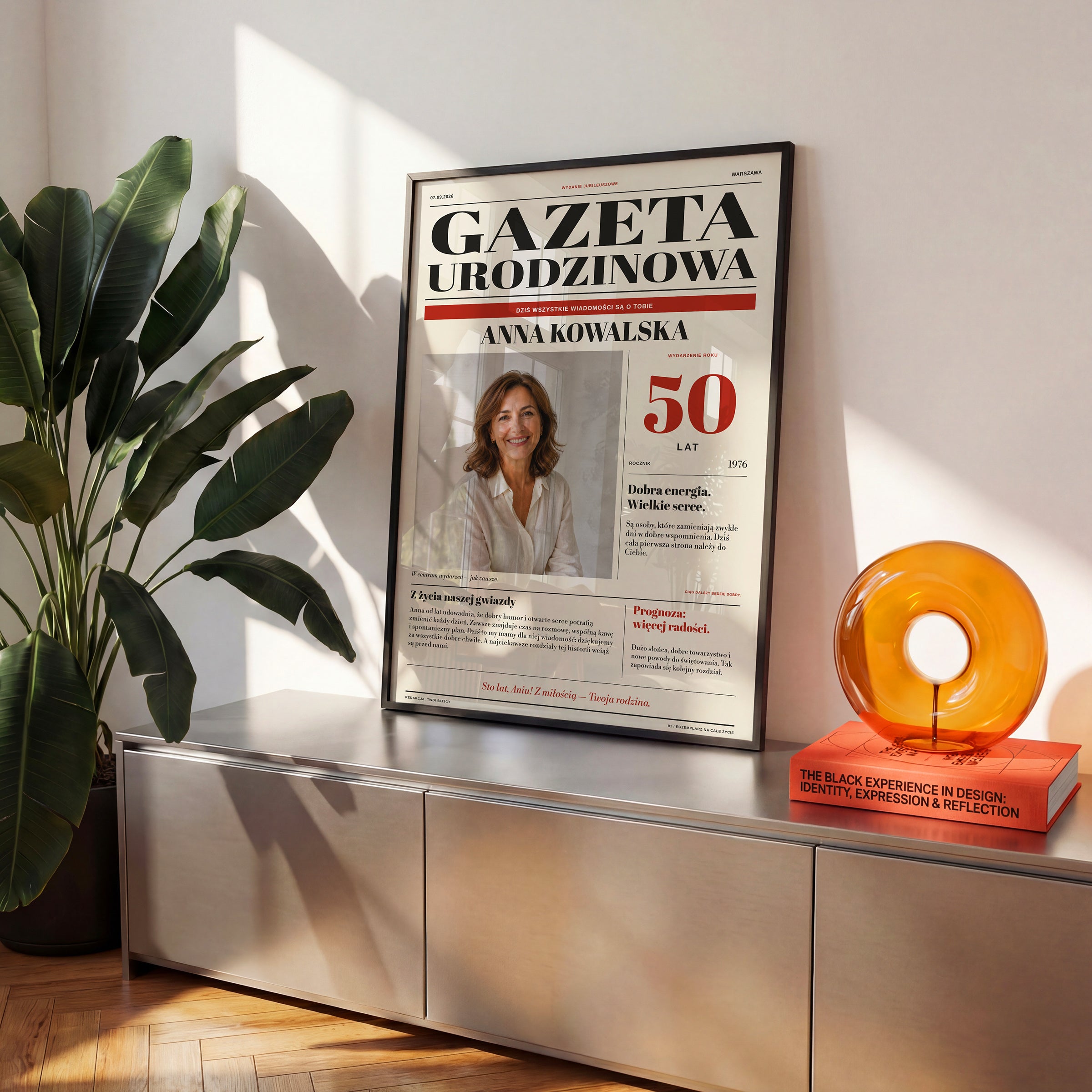 Personalizowana gazeta urodzinowa w czarnej ramce na komodzie, kolorowe zdjęcie i duży wiek w prawej kolumnie | C-PL-GAZ-7-2130-NF