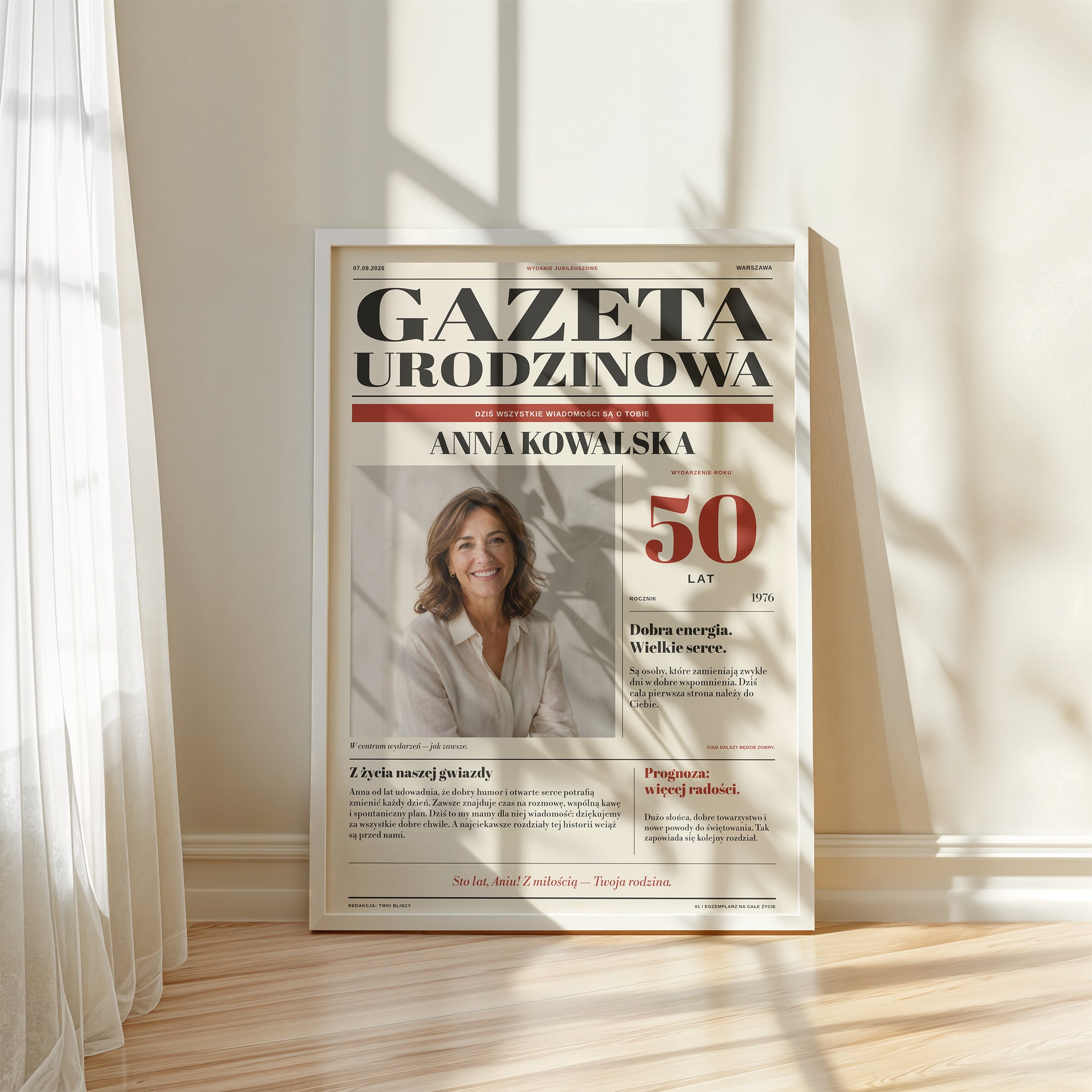 Gazeta urodzinowa w białej ramce przy oknie, kolorowy portret, czarna typografia i czerwone rubryki | C-PL-GAZ-7-2130-NF
