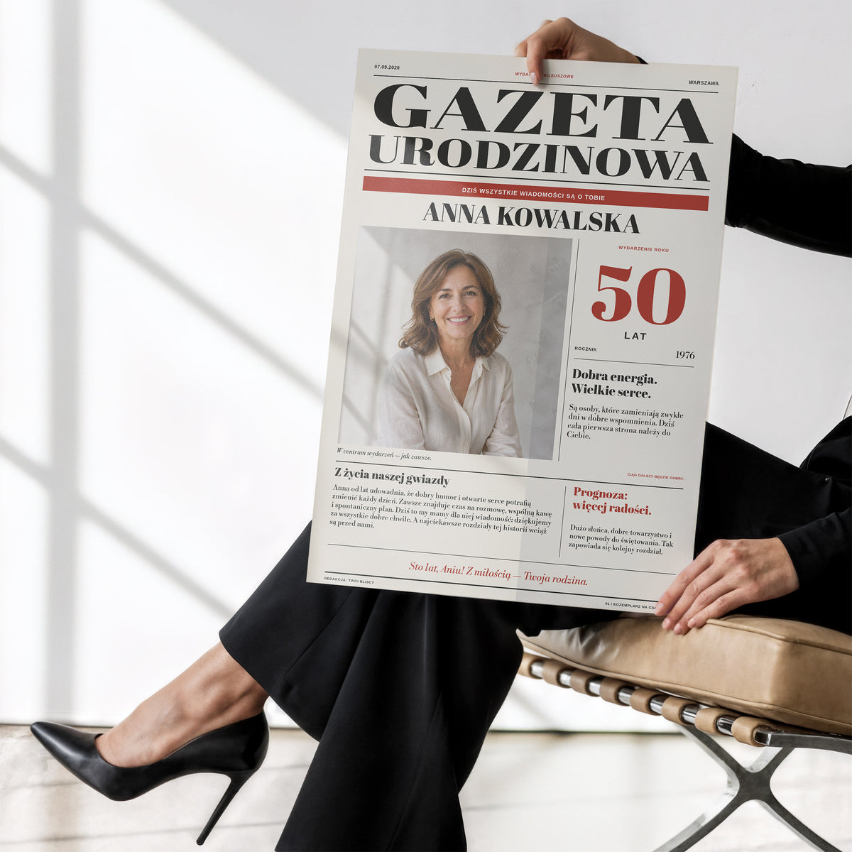 Plakat gazeta urodzinowa bez ramki trzymany w dłoniach, własne zdjęcie, artykuł i dedykacja | C-PL-GAZ-7-2130-NF
