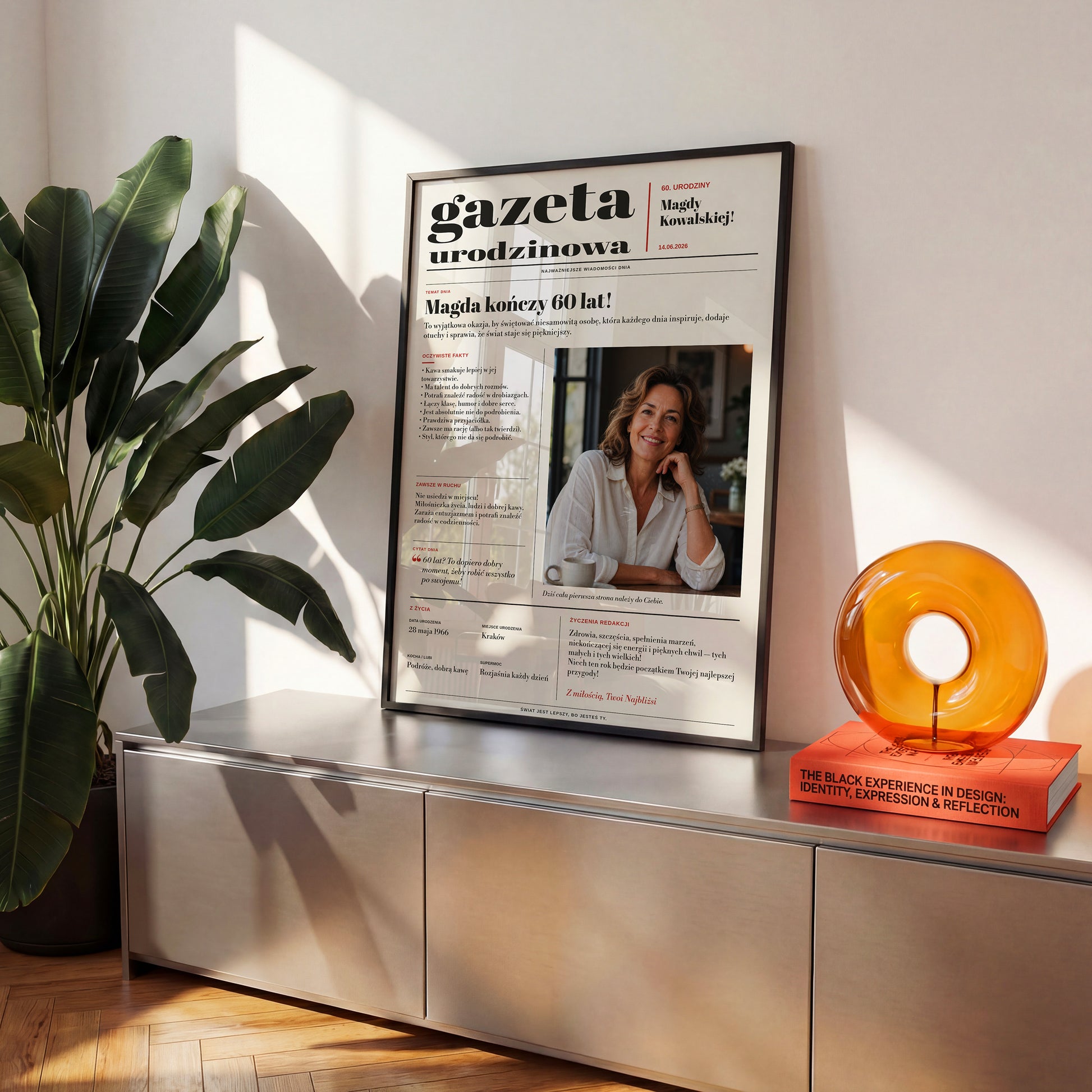 Gazeta urodzinowa z personalizowanymi rubrykami w czarnej ramce na komodzie | C-PL-GAZ-2-2130-NF