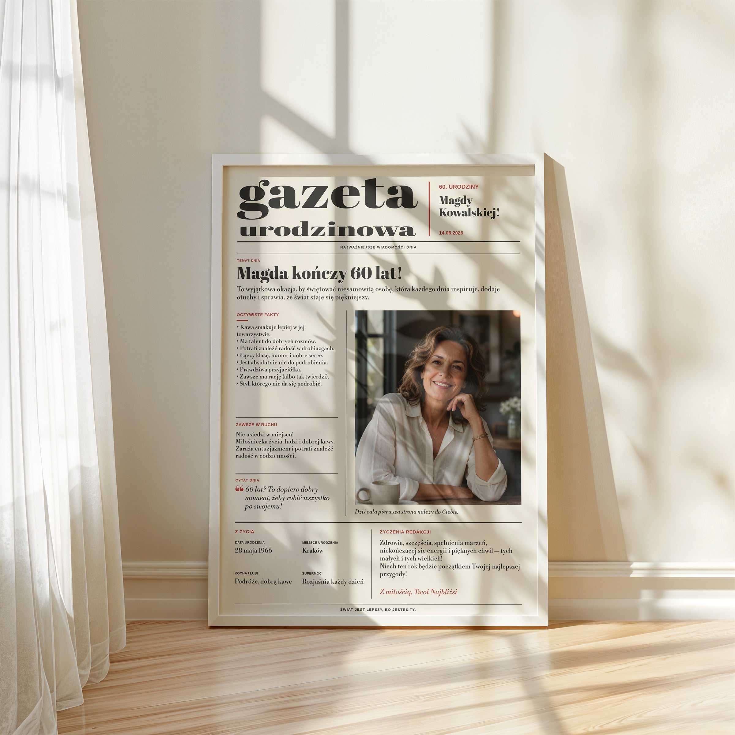 Gazeta urodzinowa ze zdjęciem i życzeniami w białej ramce przy oknie | C-PL-GAZ-2-2130-NF