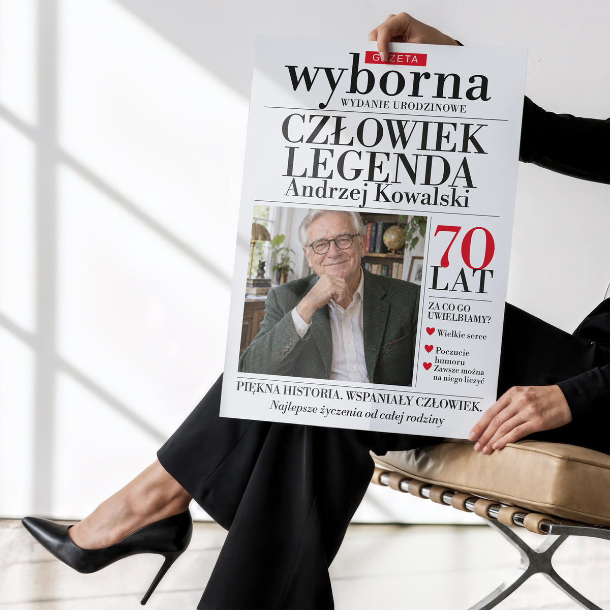 Personalizowany plakat GAZETA WYBORNA — ON bez ramki trzymany w dłoniach, z własnym zdjęciem i tekstem | C-PL-GAZ-14-2130-NF