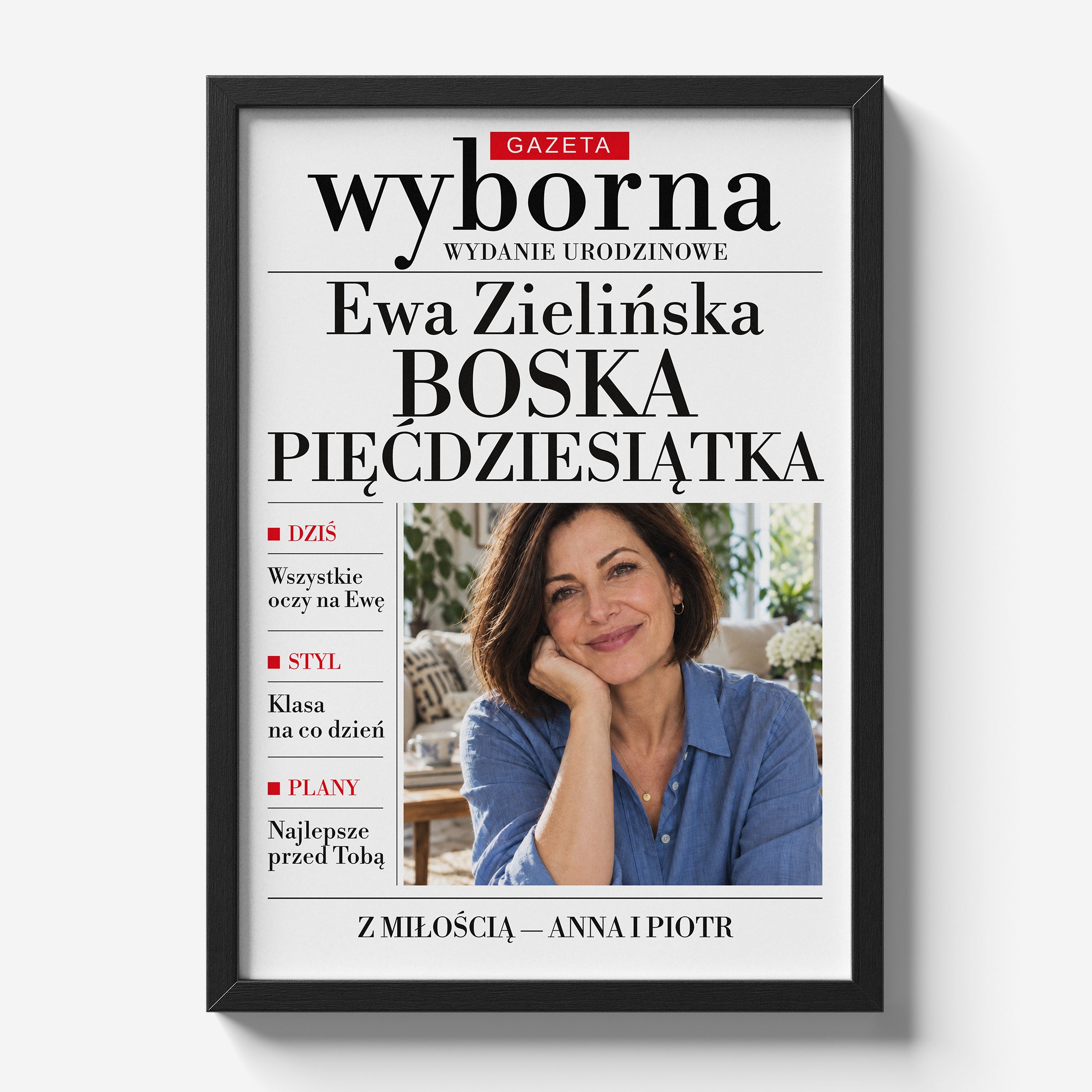 Personalizowany plakat GAZETA WYBORNA — ONA w czarnej ramce 21×30 na jasnym tle Marami, z własnym zdjęciem i tekstem | C-PL-GAZ-13-2130-NF