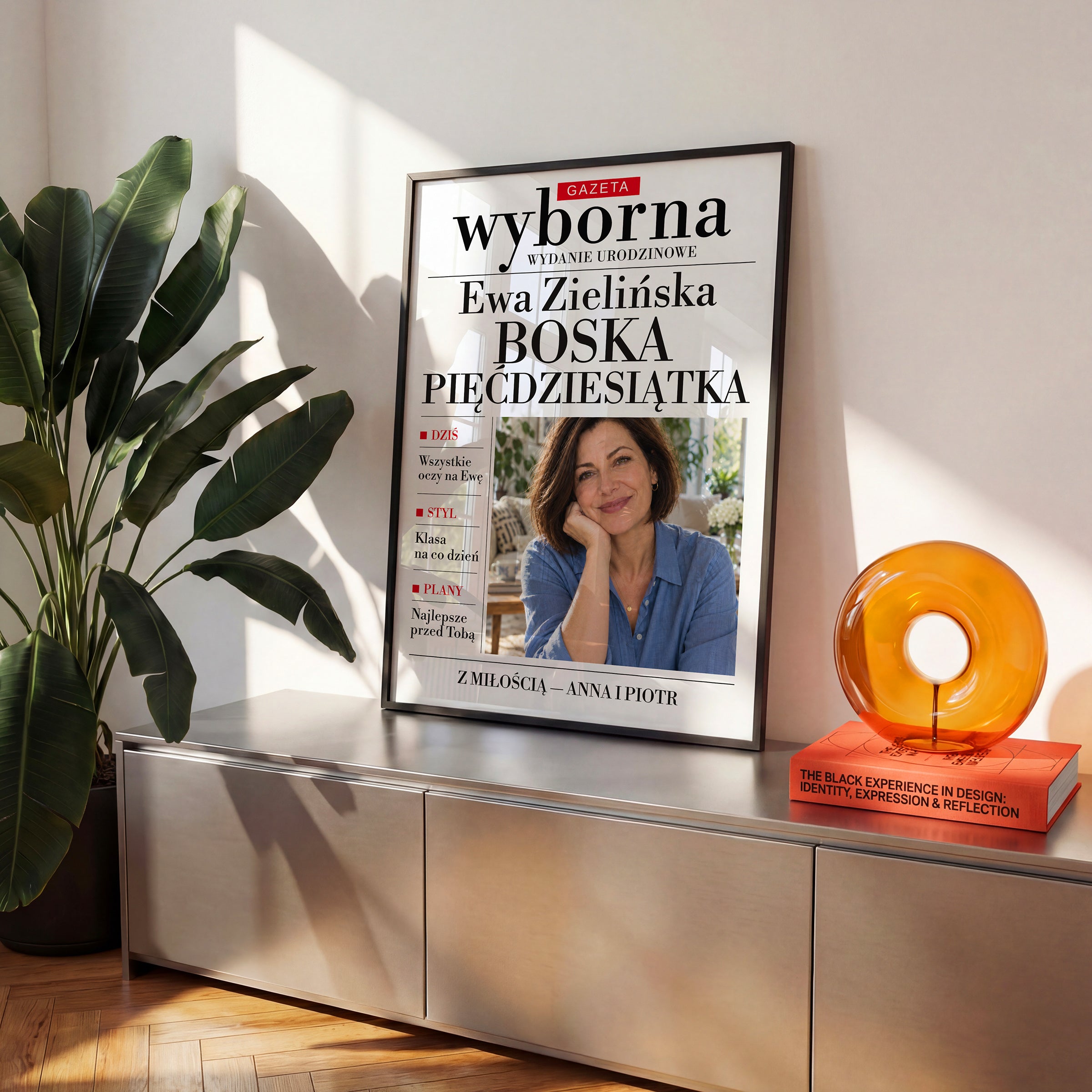 Personalizowany plakat GAZETA WYBORNA — ONA w czarnej ramce na komodzie, z własnym zdjęciem i tekstem | C-PL-GAZ-13-2130-NF