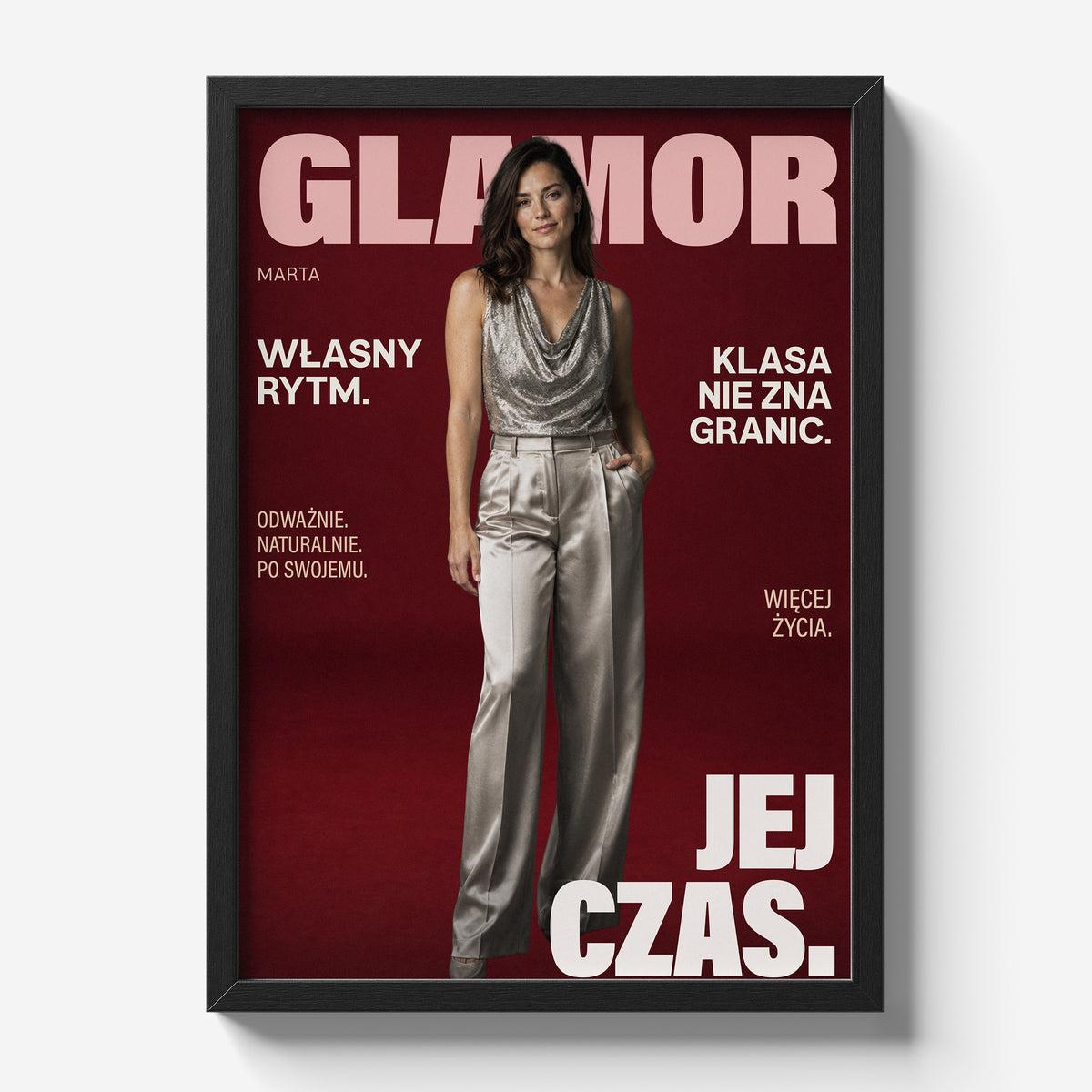Personalizowany plakat GLAMOR w czarnej ramce na jasnym tle. Bordowe tło, portret i jasne napisy na modowej okładce portretowej.