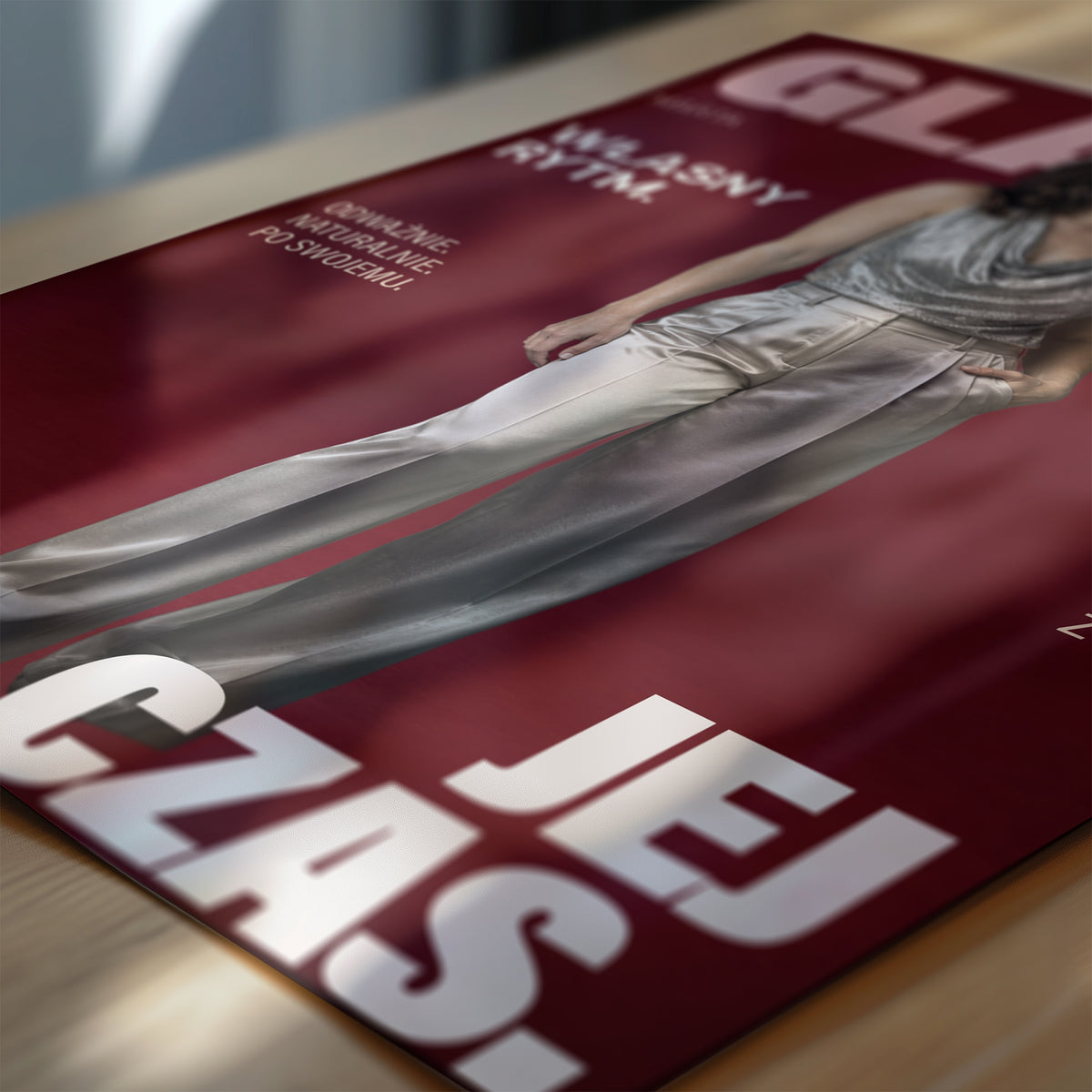 Personalizowany plakat GLAMOR w zbliżeniu pokazującym druk. Bordowe tło, portret i jasne napisy na modowej okładce portretowej.