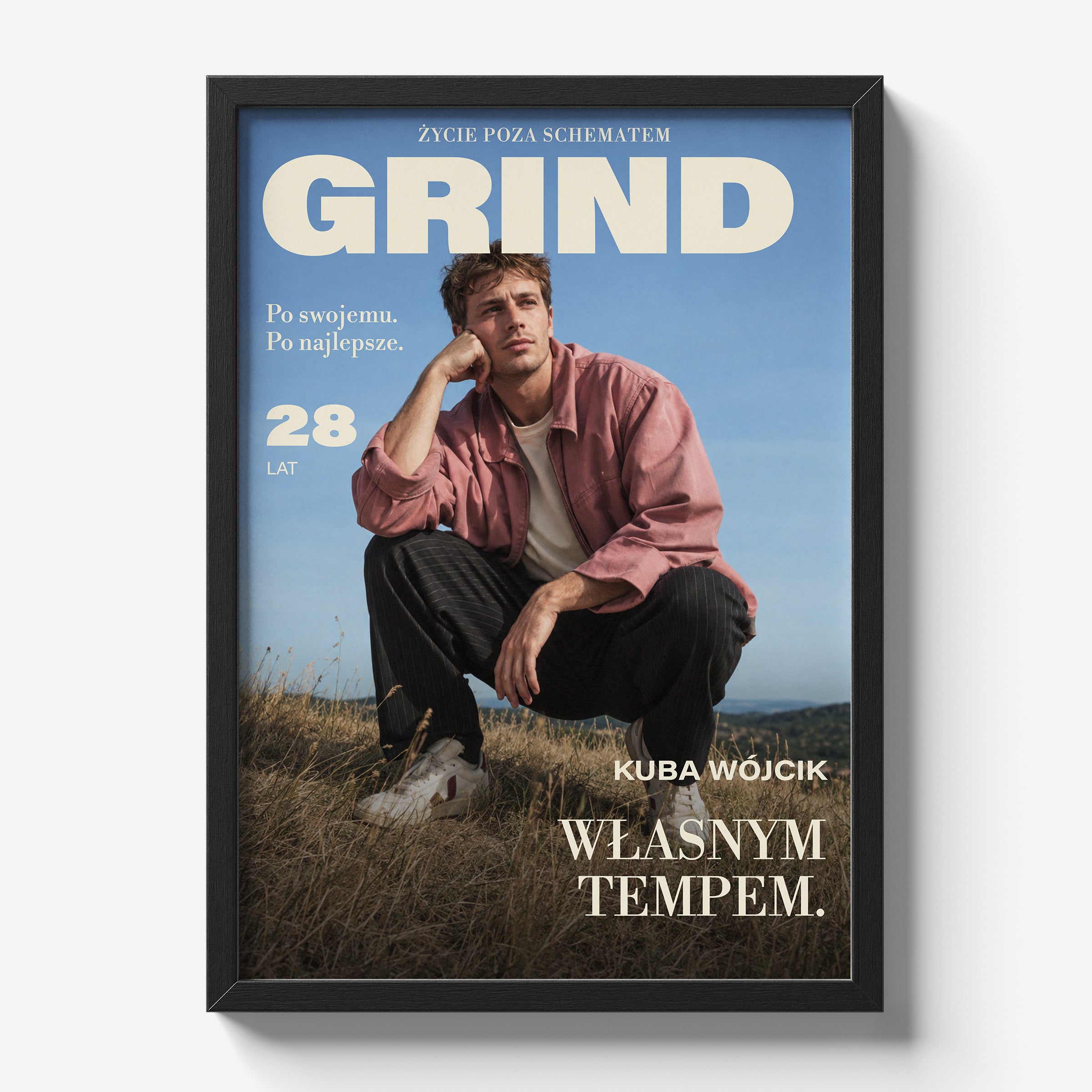 Personalizowany plakat GRIND — WŁASNYM TEMPEM w czarnej ramce na jasnym tle, z własnym portretem, imieniem i napisami na okładce magazynu.