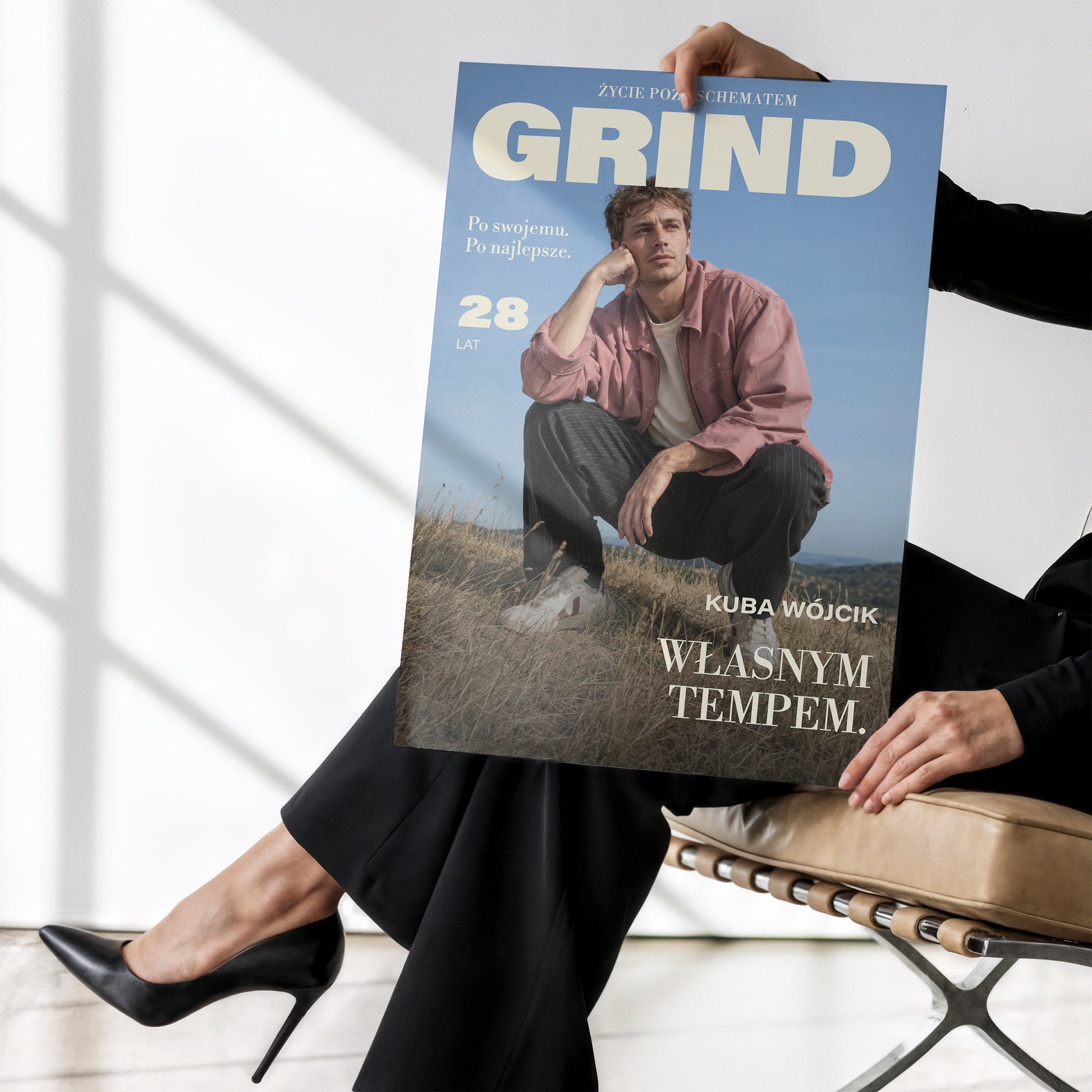 Personalizowany plakat GRIND — WŁASNYM TEMPEM bez ramki, trzymany w dłoniach, z własnym portretem, imieniem i napisami na okładce magazynu.