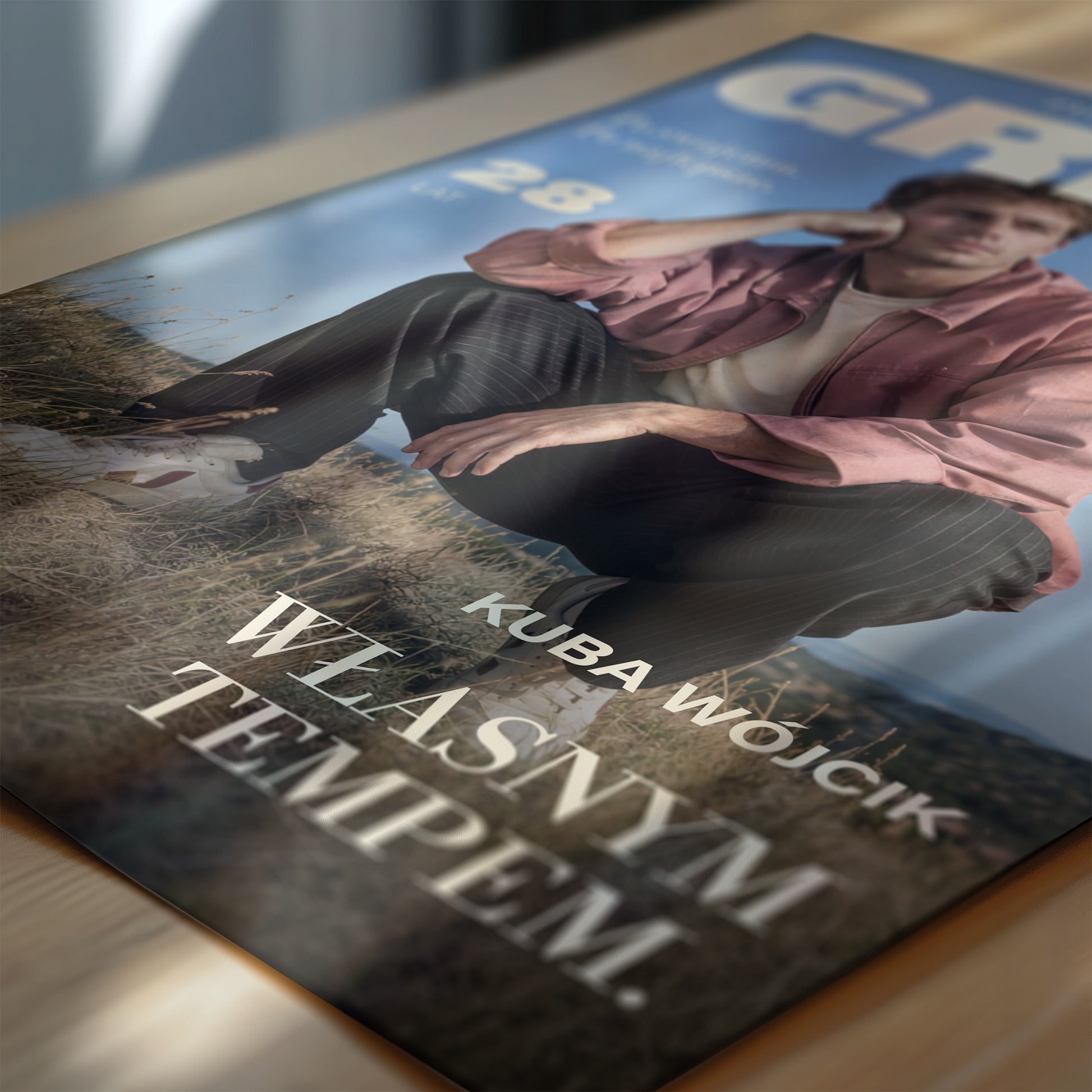 Personalizowany plakat GRIND — WŁASNYM TEMPEM w zbliżeniu pokazującym portret i napisy, z własnym portretem, imieniem i napisami na okładce magazynu.