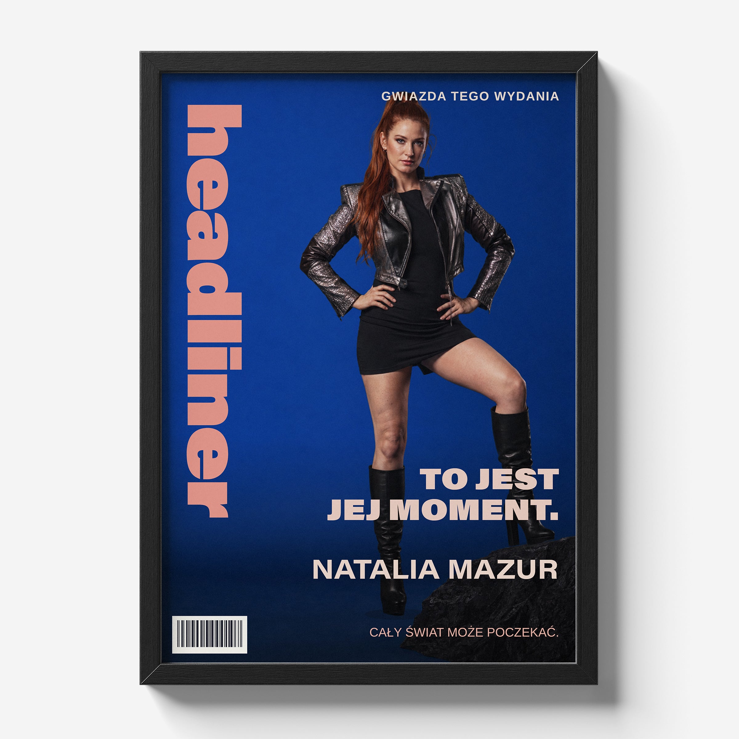 Personalizowany plakat HEADLINER — JEJ MOMENT w czarnej ramce na jasnym tle, z własnym portretem, imieniem i napisami na okładce magazynu.