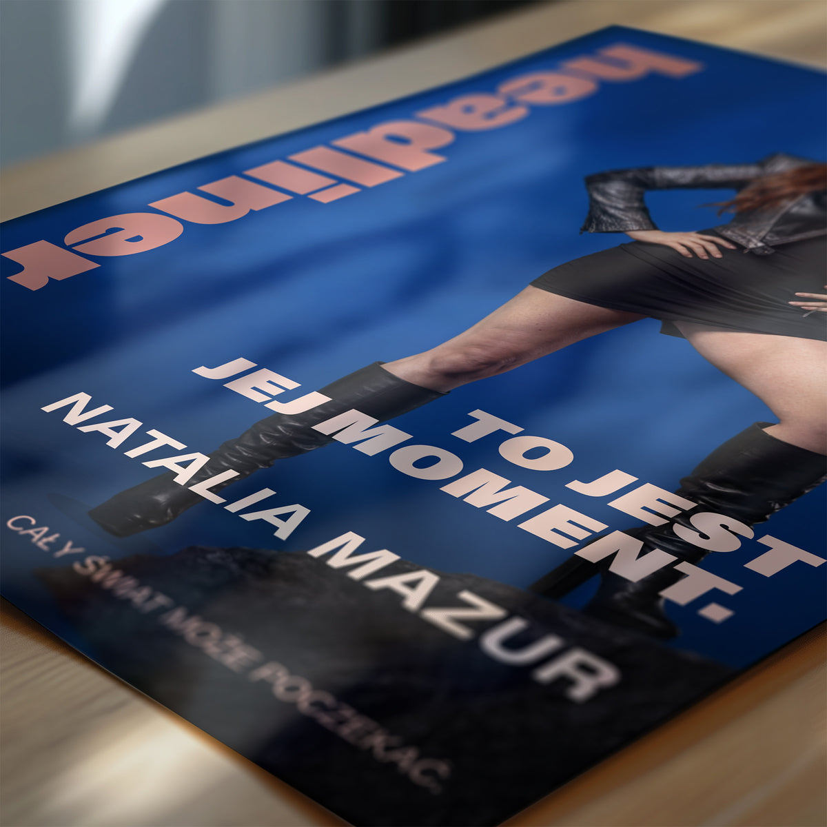 Personalizowany plakat HEADLINER — JEJ MOMENT w zbliżeniu pokazującym portret i napisy, z własnym portretem, imieniem i napisami na okładce magazynu.