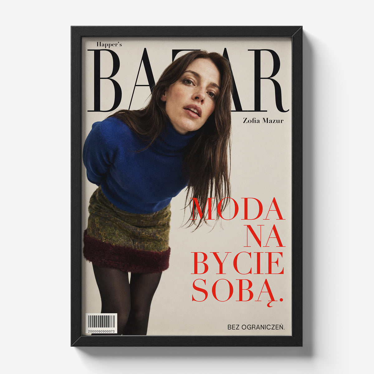 Personalizowany plakat Happer’s BAZAR w czarnej ramce na jasnym tle. Kremowe tło, portret i czerwone hasło na modowej okładce portretowej.