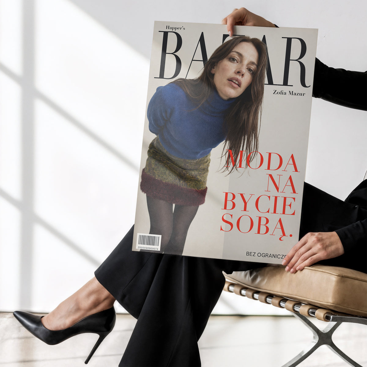 Personalizowany plakat Happer’s BAZAR bez ramki, trzymany w dłoniach. Kremowe tło, portret i czerwone hasło na modowej okładce portretowej.