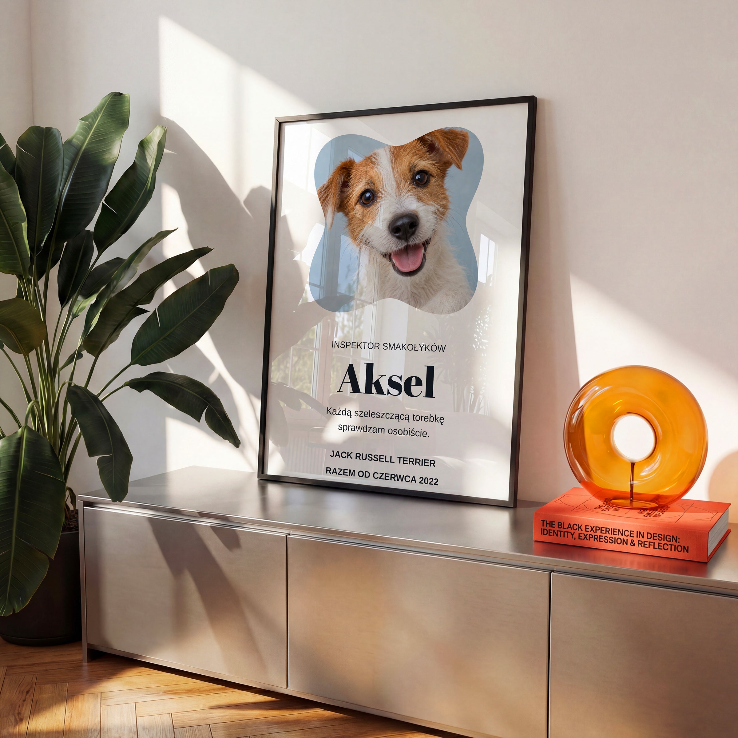 Personalizowany plakat Inspektor Smakołyków w czarnej ramce na komodzie, z własnym zdjęciem i tekstem | C-PL-PET-4-2130-NF