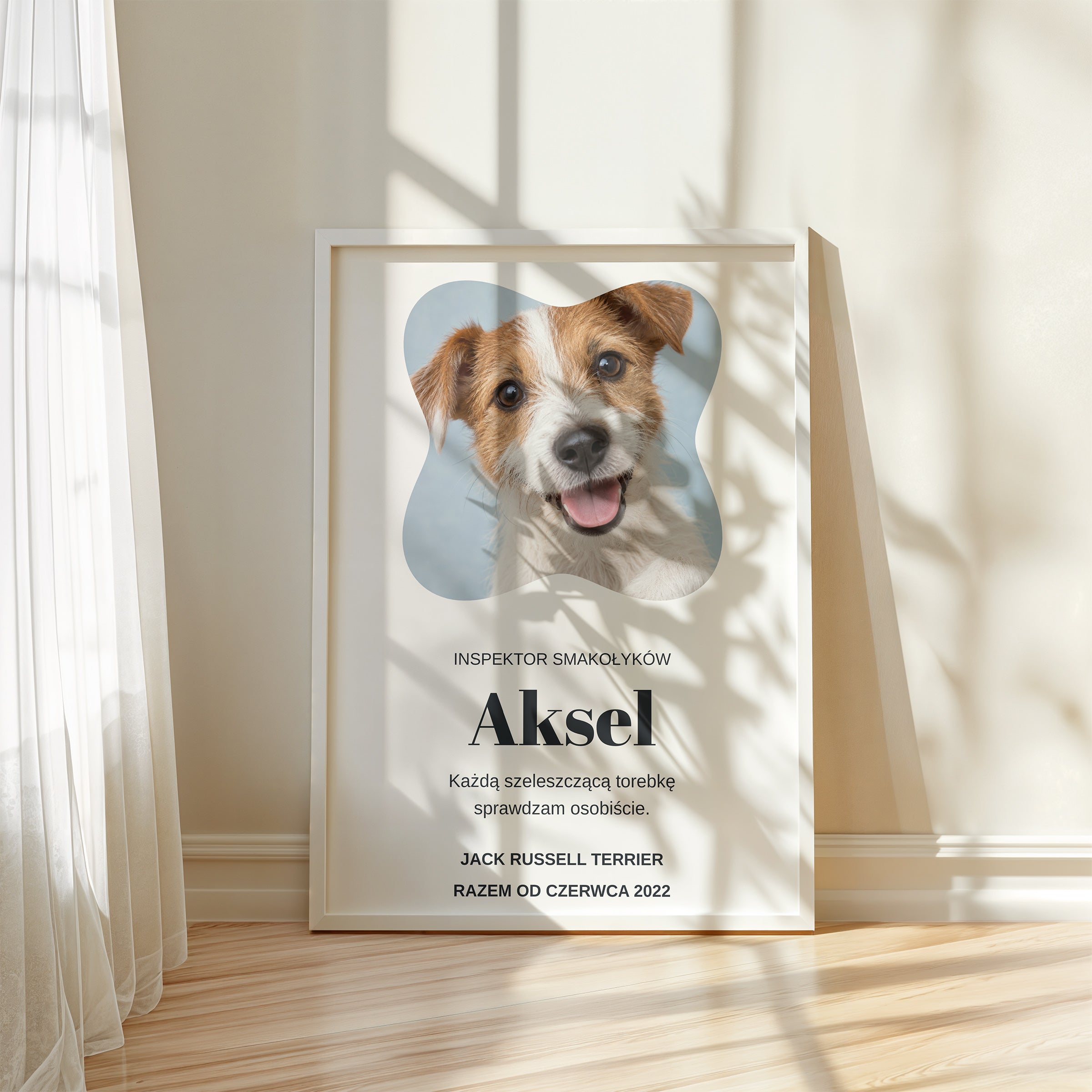 Personalizowany plakat Inspektor Smakołyków w białej ramce przy oknie, z własnym zdjęciem i tekstem | C-PL-PET-4-2130-NF