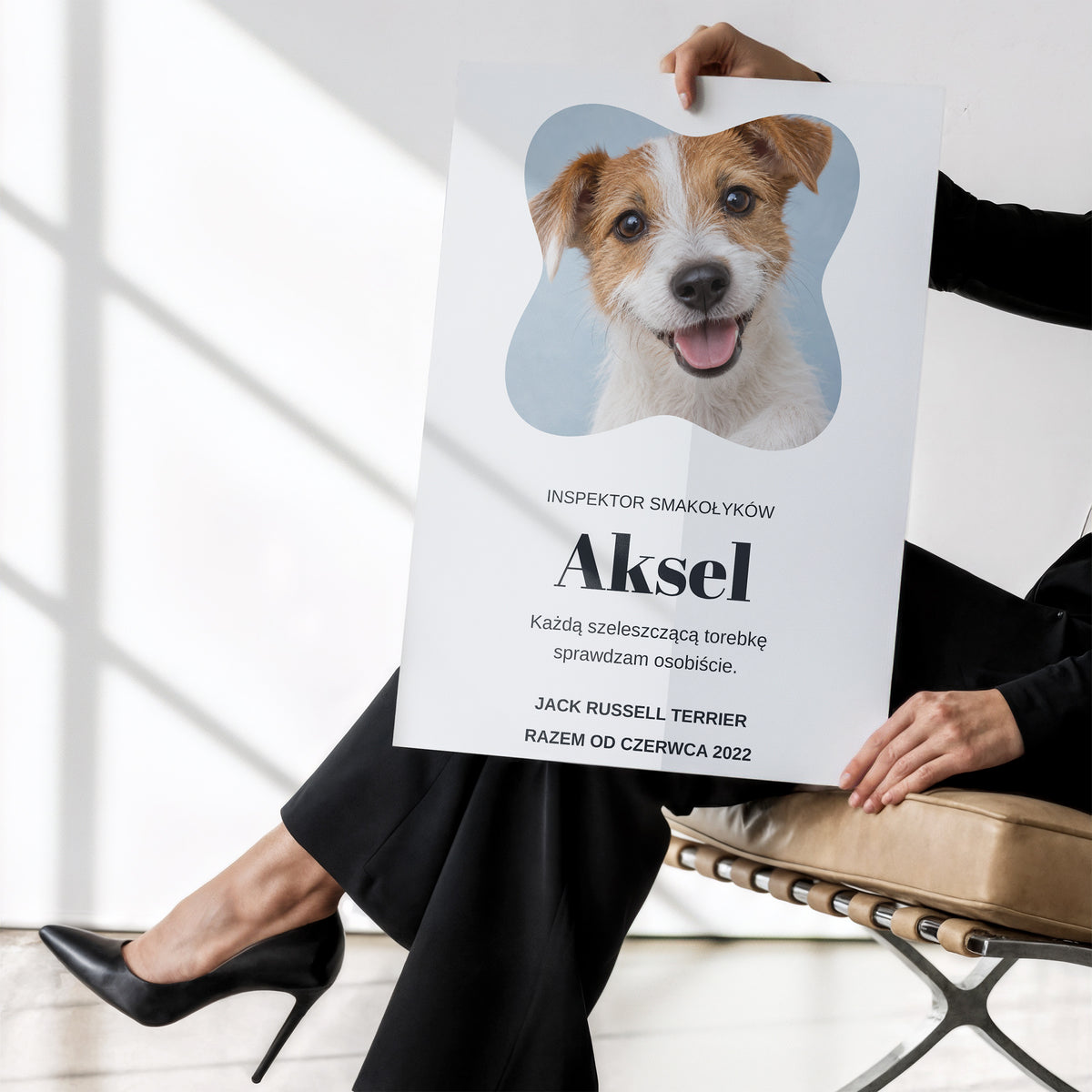 Personalizowany plakat Inspektor Smakołyków bez ramki trzymany w dłoniach, z własnym zdjęciem i tekstem | C-PL-PET-4-2130-NF