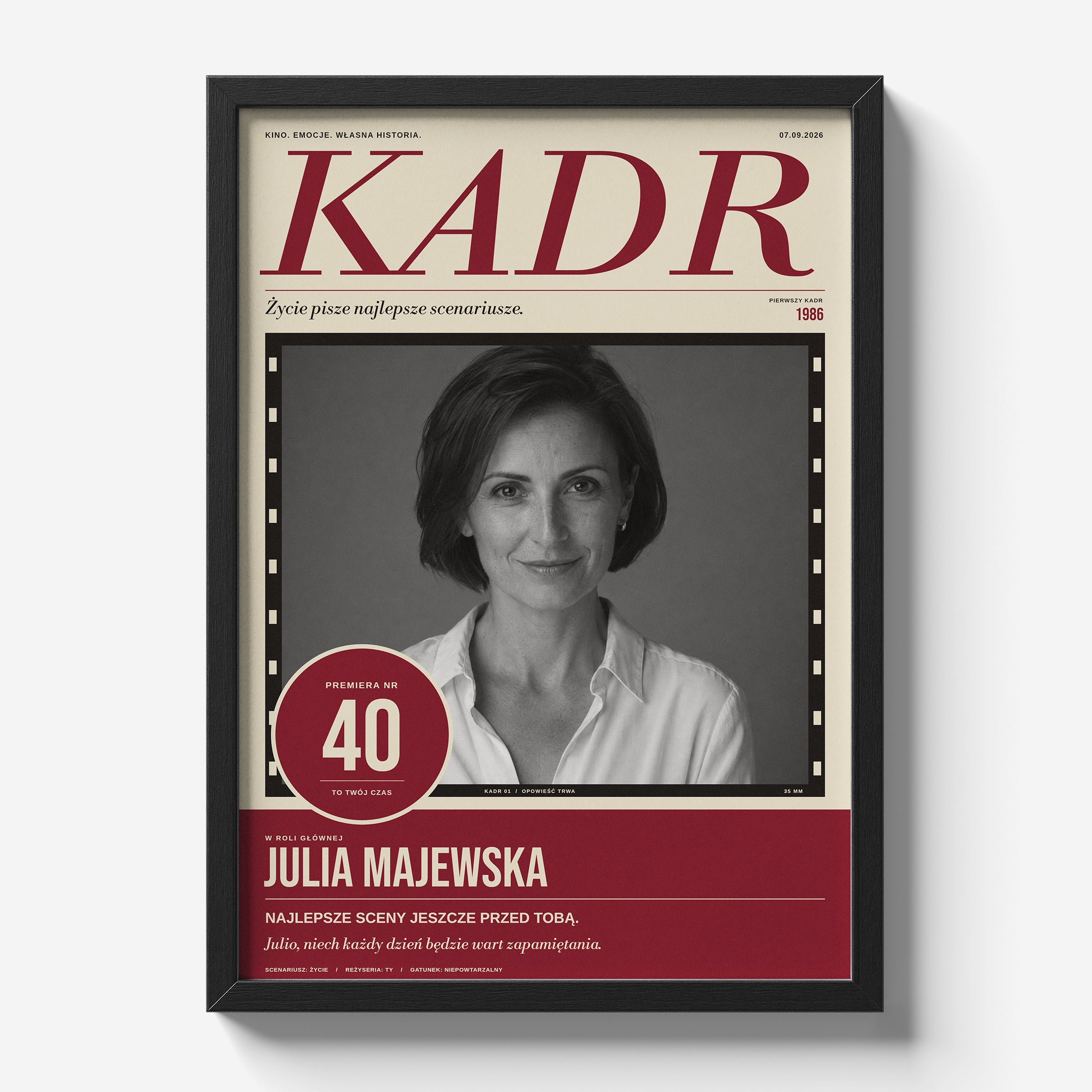 Personalizowany plakat KADR w czarnej ramce 21×30 na jasnym tle, wiśniowo-kremowa filmowa okładka urodzinowa | C-PL-COVMAG-10-2130-NF