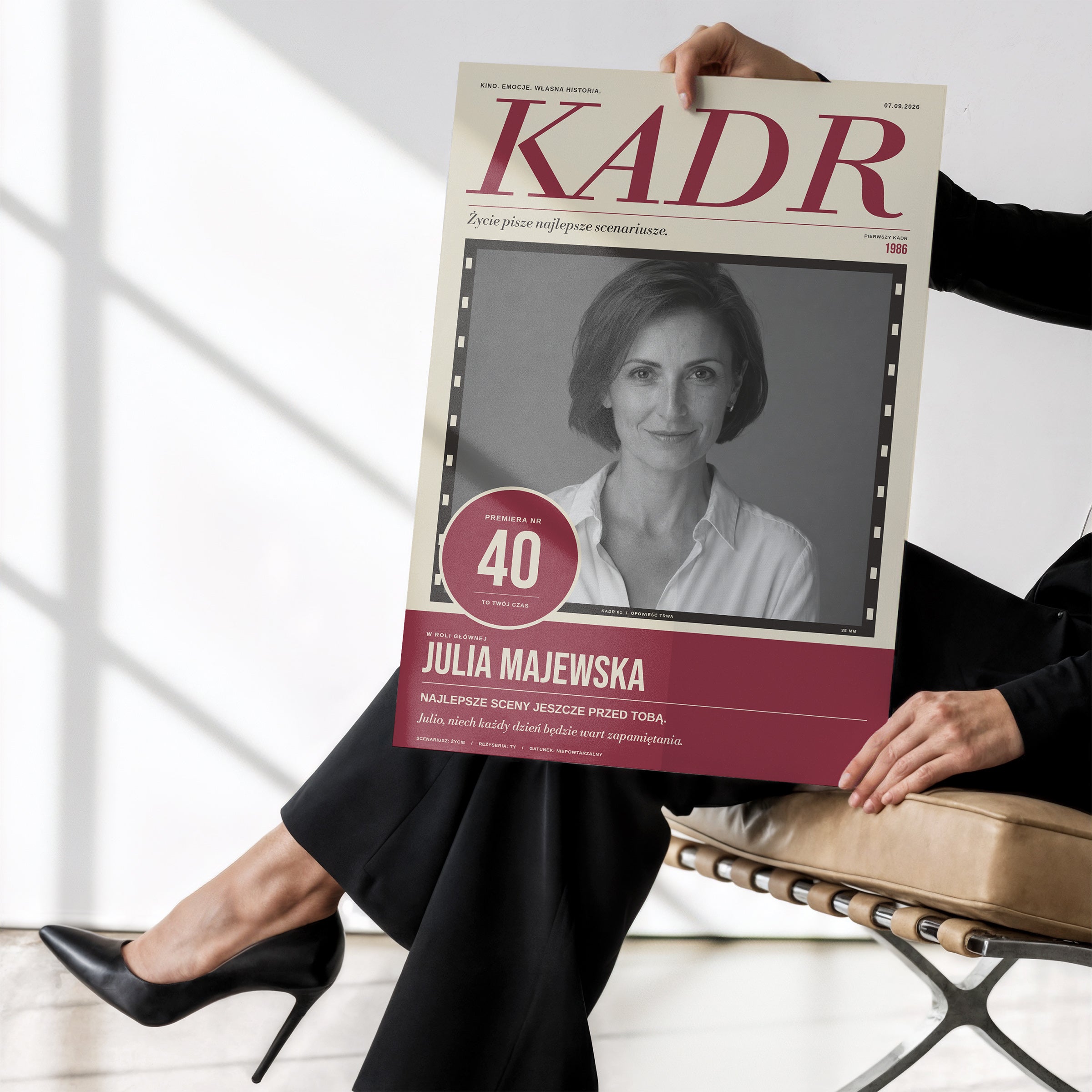 Plakat urodzinowy KADR bez ramki trzymany w dłoniach, wiśniowa pieczęć z wiekiem i własna dedykacja | C-PL-COVMAG-10-2130-NF