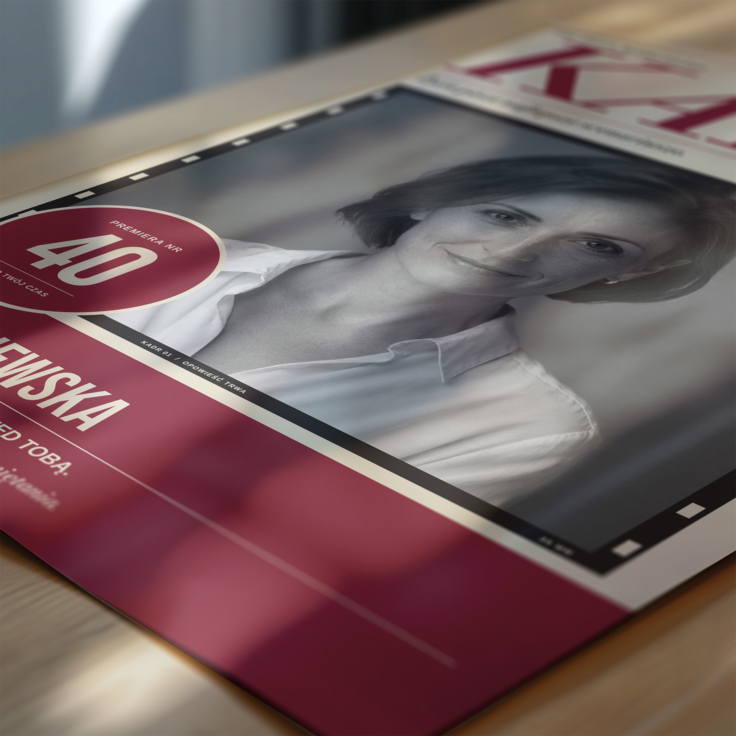 Zbliżenie plakatu KADR, kursywny tytuł, portret z drobnym rastrem i filmowe napisy na urodziny | C-PL-COVMAG-10-2130-NF