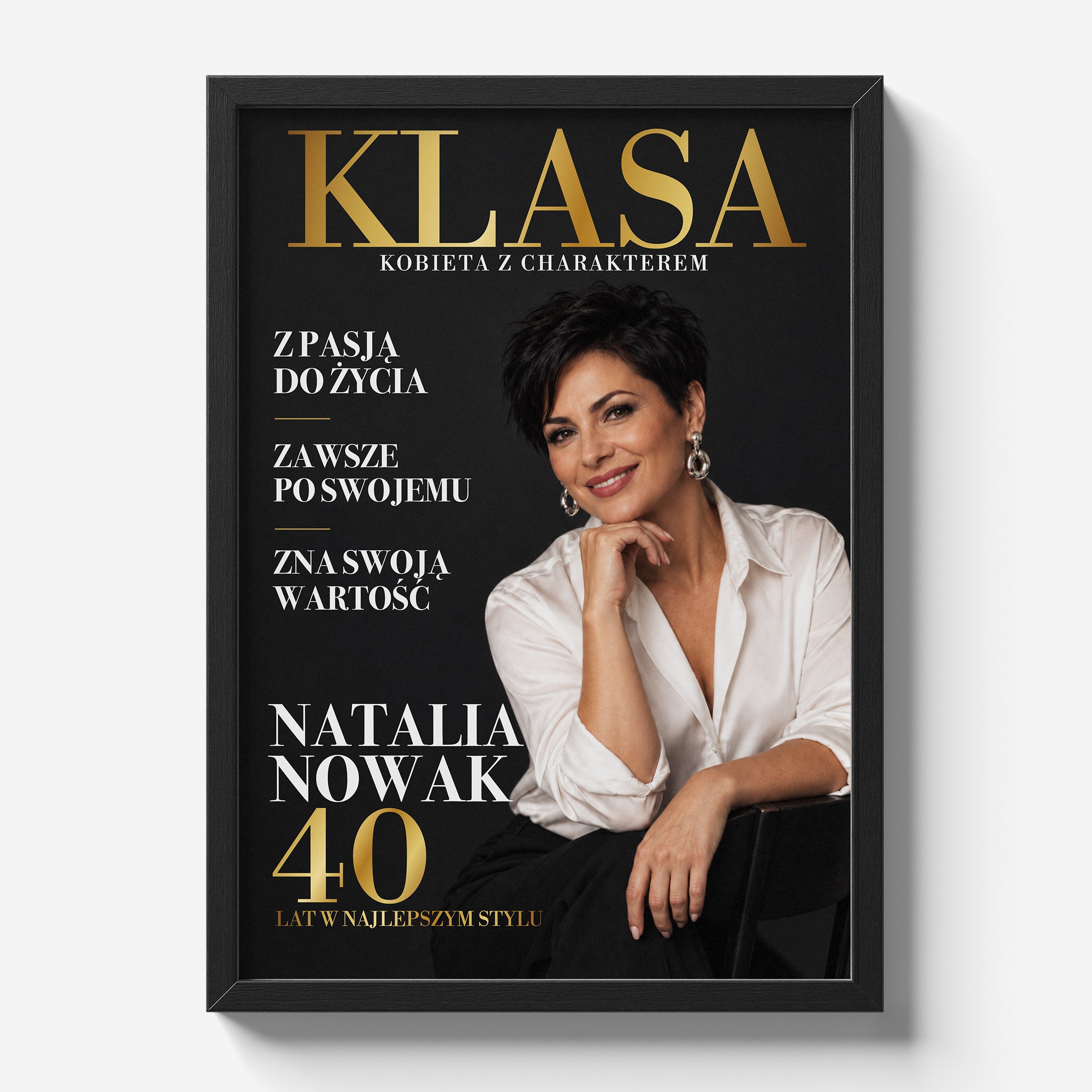 Personalizowany plakat KLASA w czarnej ramce 21×30 na jasnym tle Marami, z własnym zdjęciem i tekstem | C-PL-COVMAG-16-2130-NF