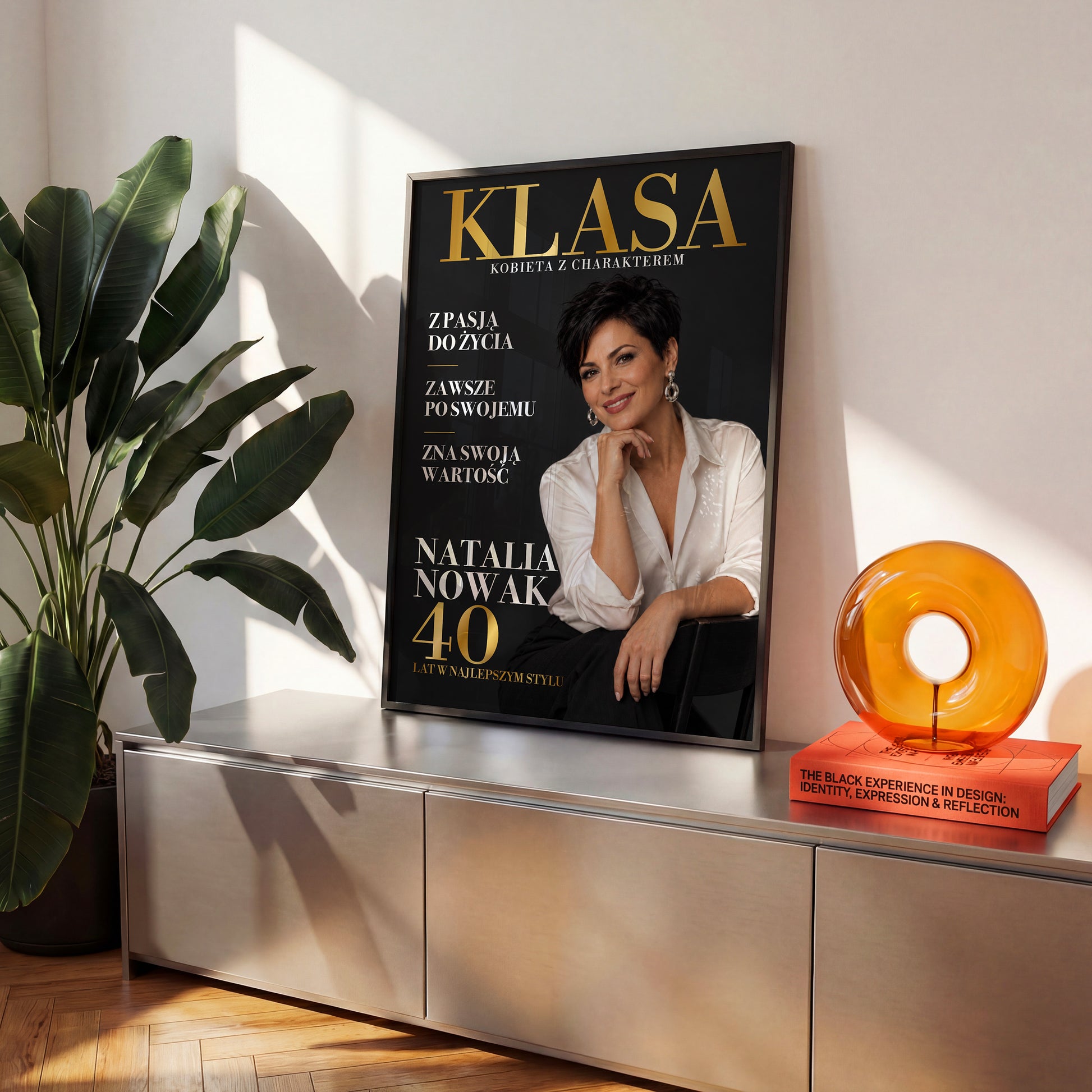 Personalizowany plakat KLASA w czarnej ramce na komodzie, z własnym zdjęciem i tekstem | C-PL-COVMAG-16-2130-NF