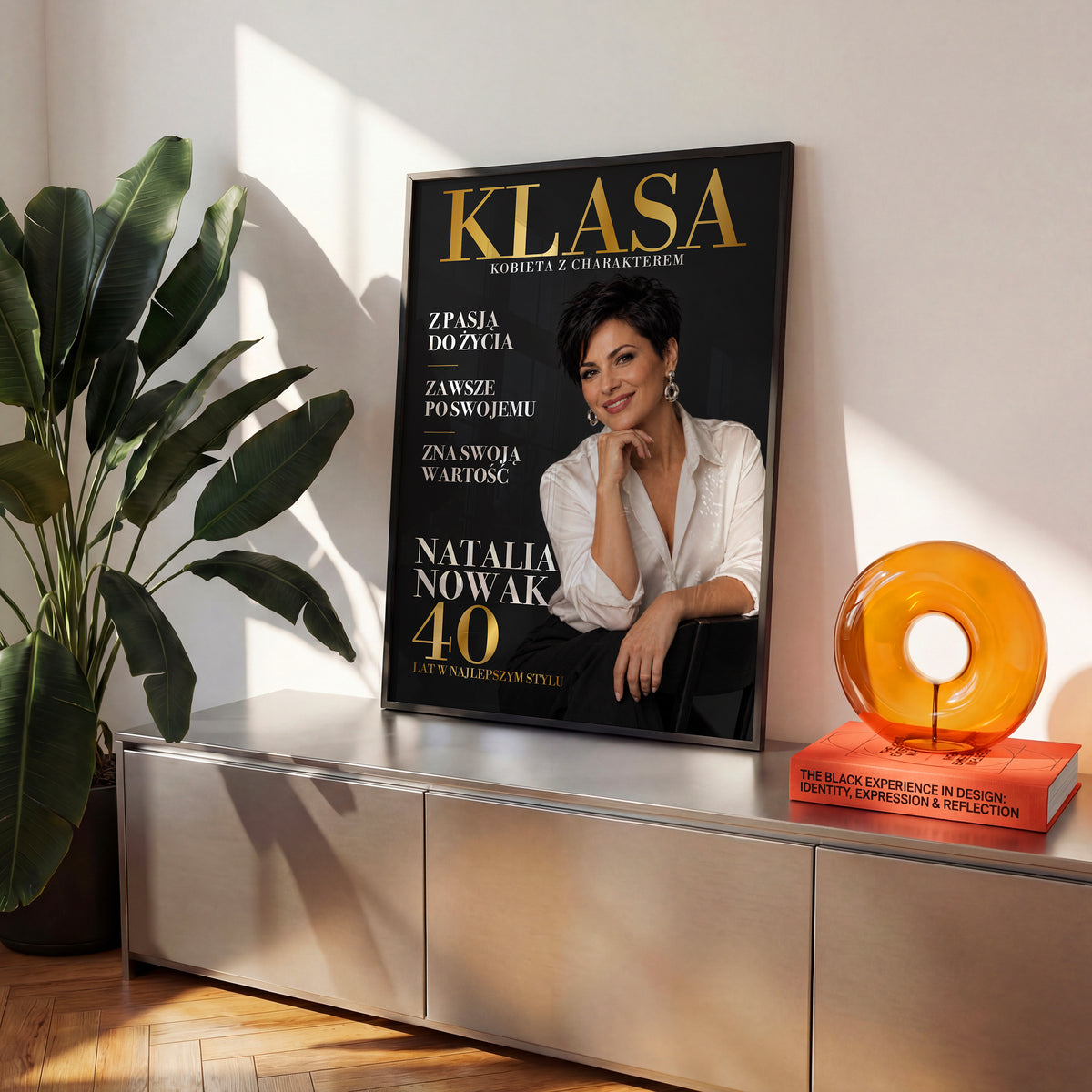 Personalizowany plakat KLASA w czarnej ramce na komodzie, z własnym zdjęciem i tekstem | C-PL-COVMAG-16-2130-NF