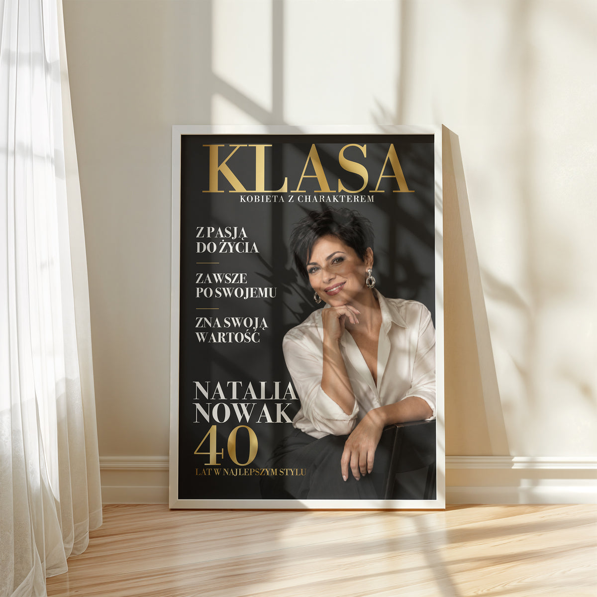 Personalizowany plakat KLASA w białej ramce przy oknie, z własnym zdjęciem i tekstem | C-PL-COVMAG-16-2130-NF